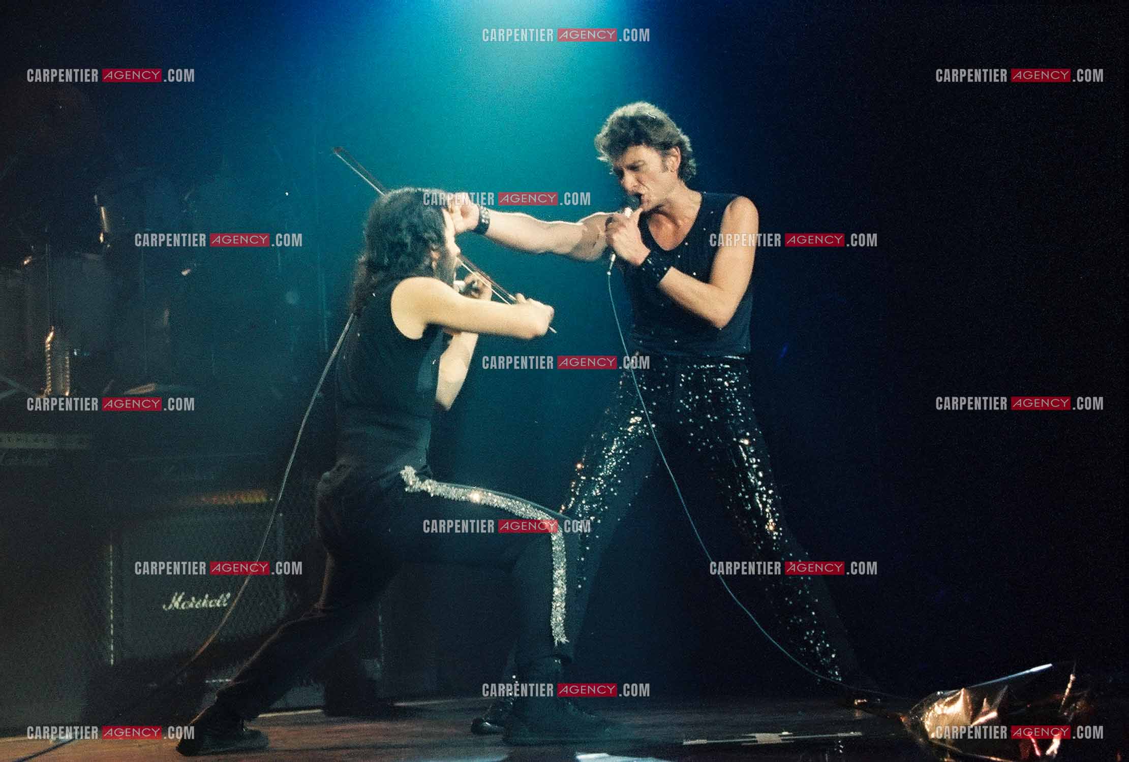 Le chanteur Johnny Hallyday en concert au Zénith de Paris du 26 octobre 1984 au 8 janvier 1985. Johnny et son violoniste Jean-Jacques Évrard pour le titre “Entre Violence et Violon“( Exclusif )