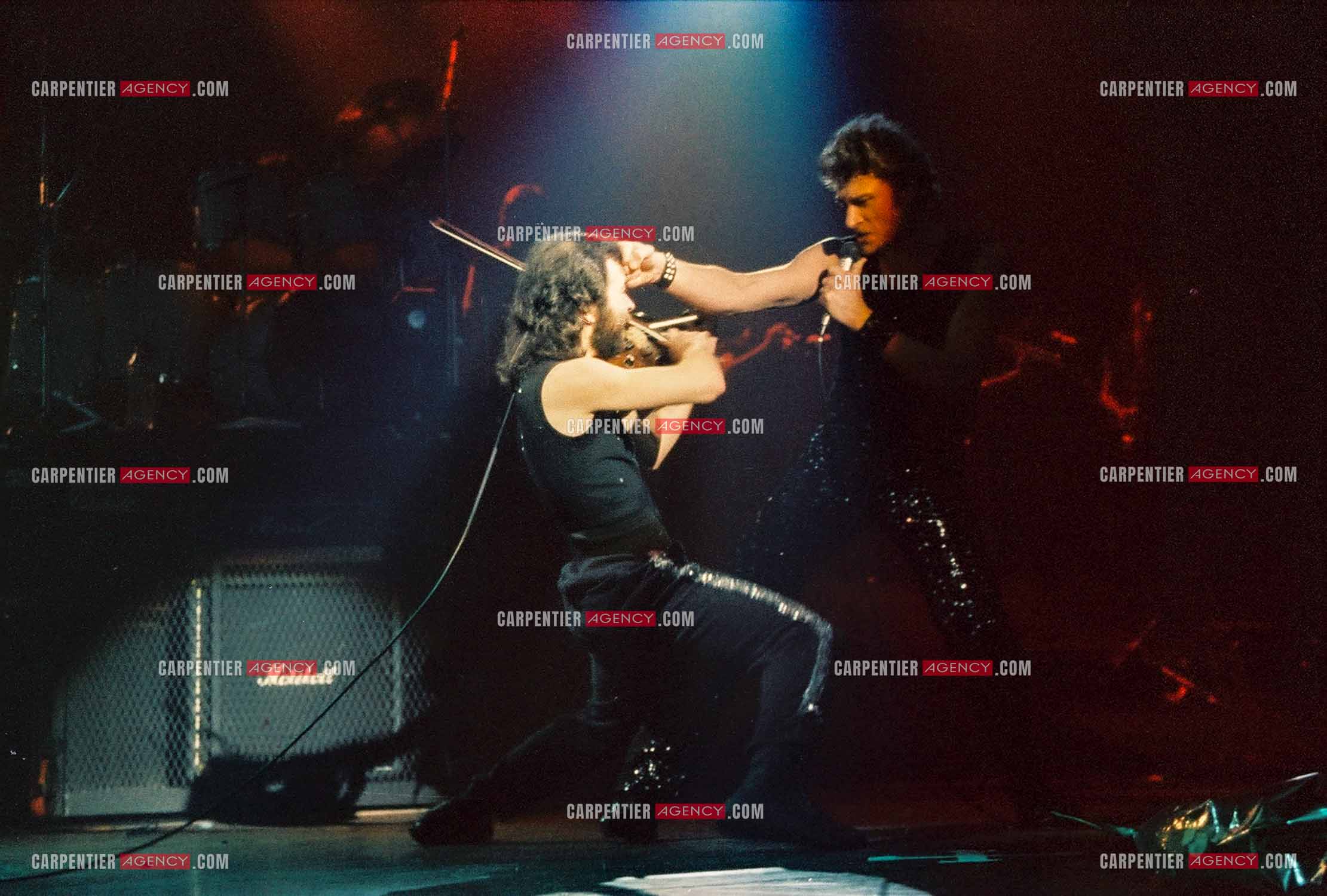 Le chanteur Johnny Hallyday en concert au Zénith de Paris du 26 octobre 1984 au 8 janvier 1985. Johnny et son violoniste Jean-Jacques Évrard pour le titre “Entre Violence et Violon“( Exclusif )