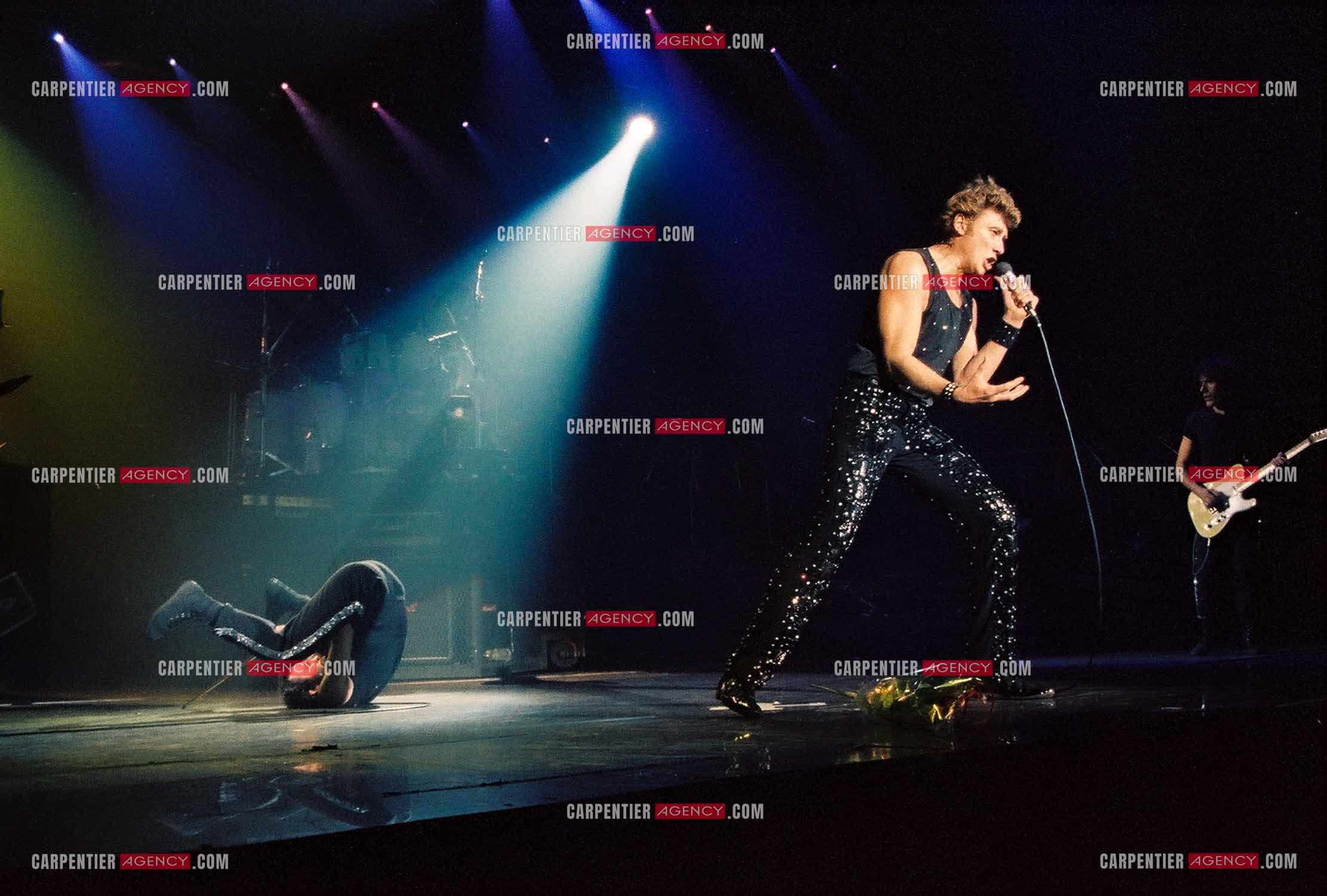 Le chanteur Johnny Hallyday en concert au Zénith de Paris du 26 octobre 1984 au 8 janvier 1985. Johnny et son violoniste Jean-Jacques Évrard pour le titre “Entre Violence et Violon“( Exclusif )