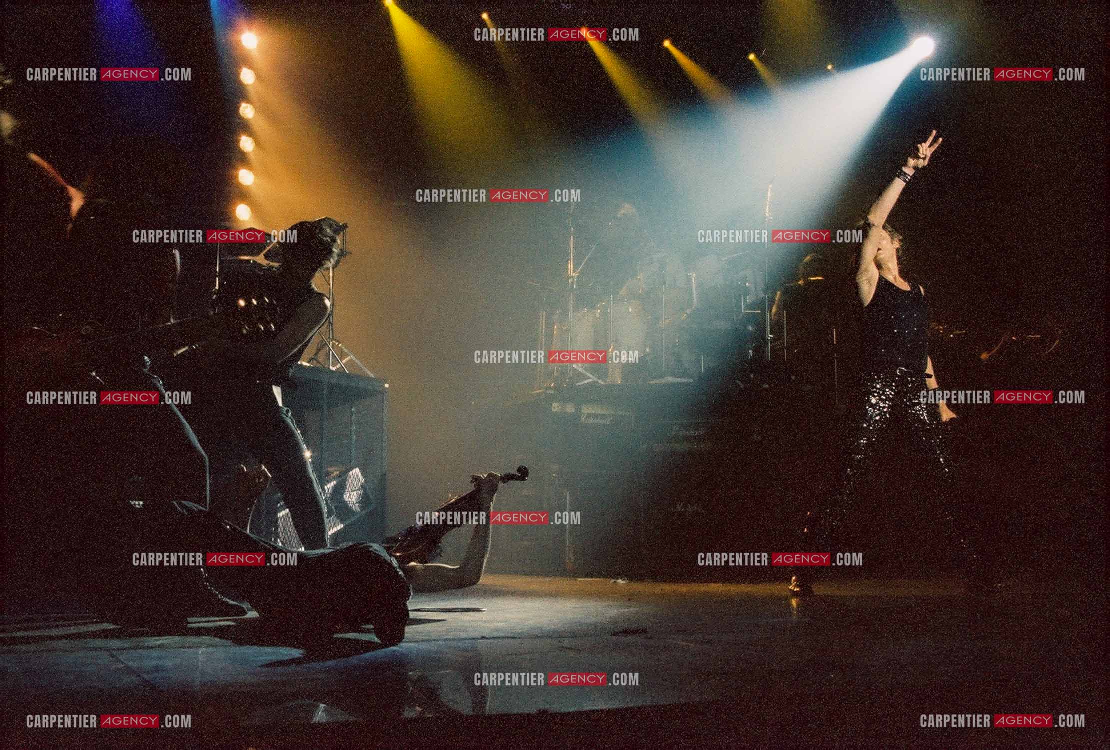 Le chanteur Johnny Hallyday en concert au Zénith de Paris du 26 octobre 1984 au 8 janvier 1985. Johnny et son violoniste Jean-Jacques Évrard pour le titre “Entre Violence et Violon“( Exclusif )