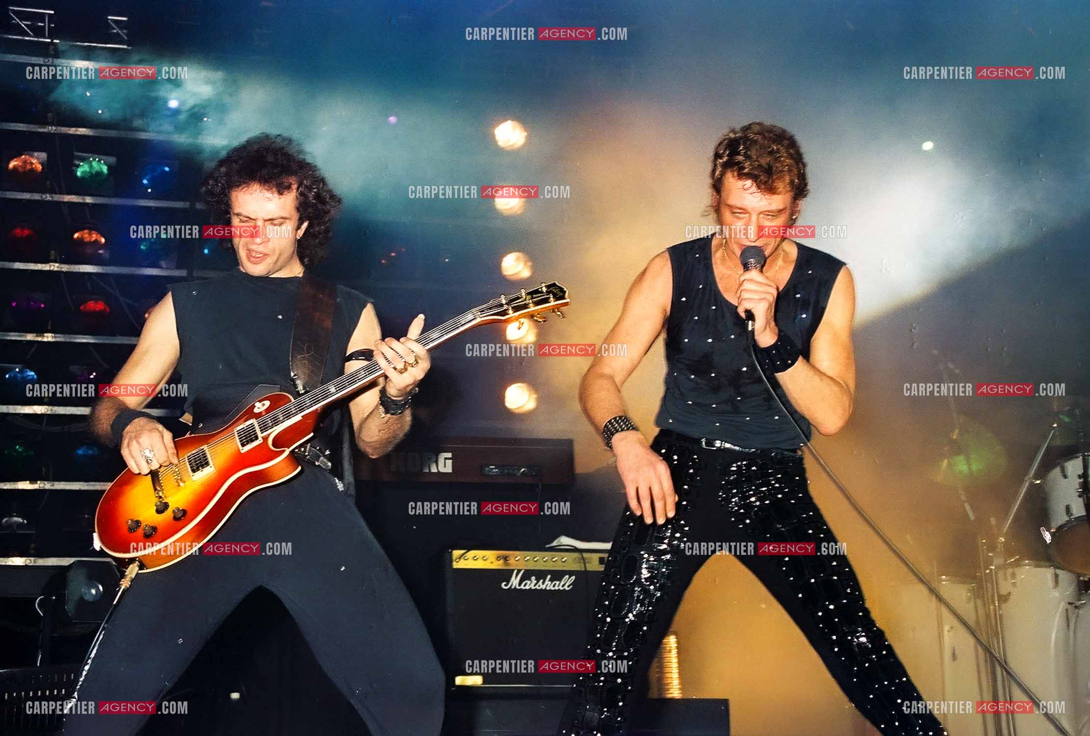 Le chanteur Johnny Hallyday en concert au Zénith de Paris du 26 octobre 1984 au 8 janvier 1985. Johnny et son guitariste Marc Demelemester dit Rocky. ( Exclusif )