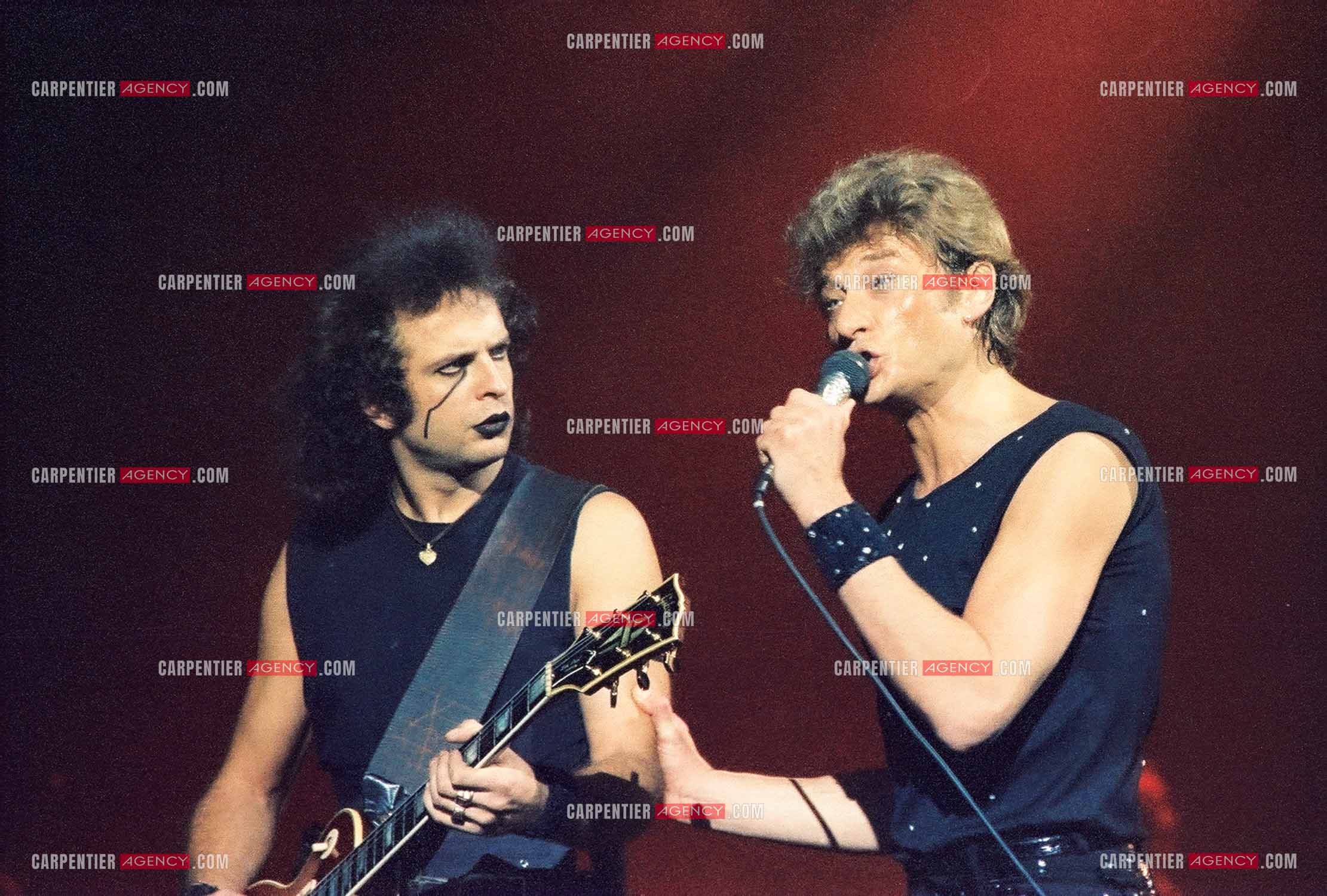 Le chanteur Johnny Hallyday en concert au Zénith de Paris du 26 octobre 1984 au 8 janvier 1985. Johnny et son guitariste Marc Demelemester dit Rocky. ( Exclusif )