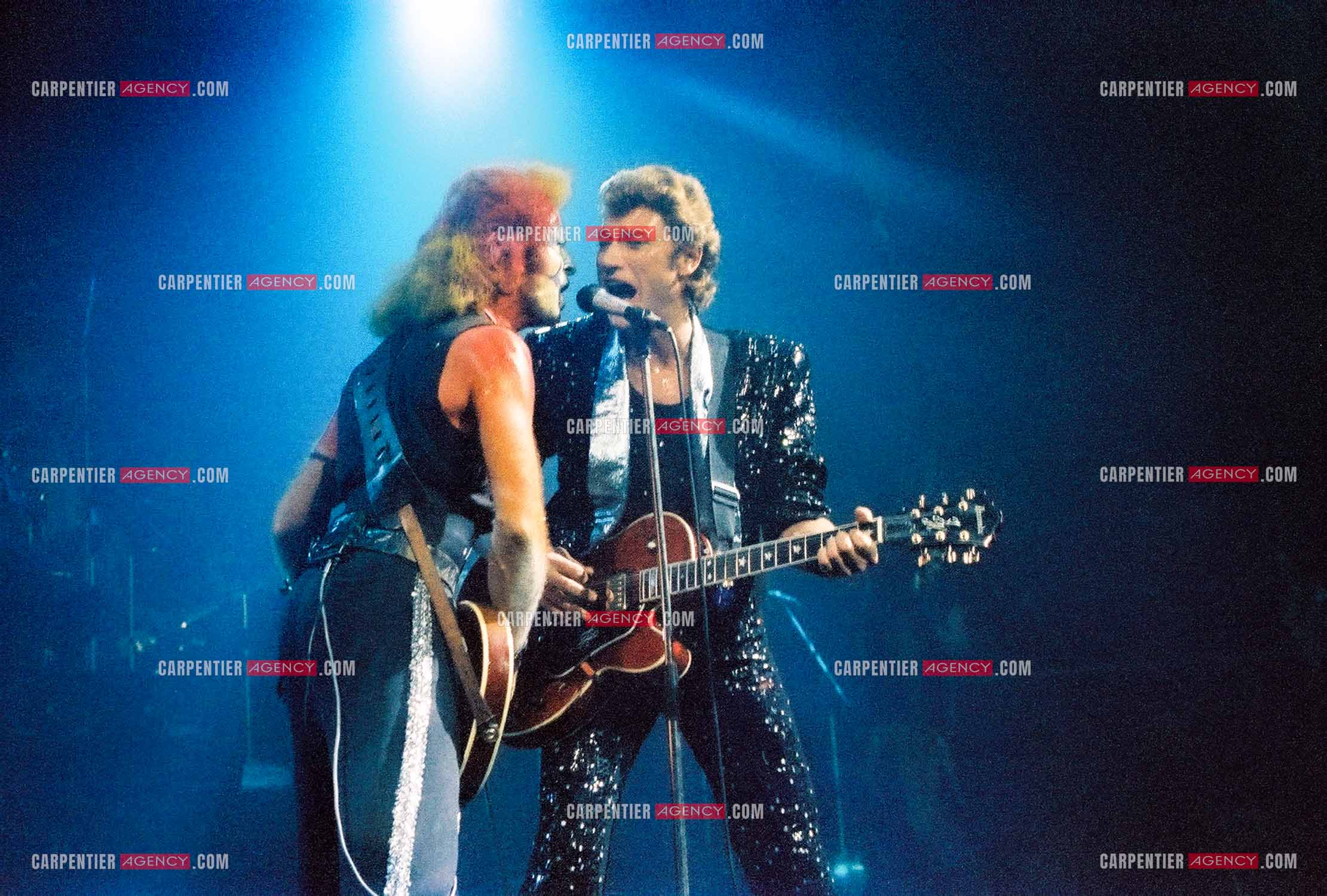 Le chanteur Johnny Hallyday en concert au Zénith de Paris du 26 octobre 1984 au 8 janvier 1985. Johnny et son guitariste Marc Demelemester dit Rocky. ( Exclusif )
