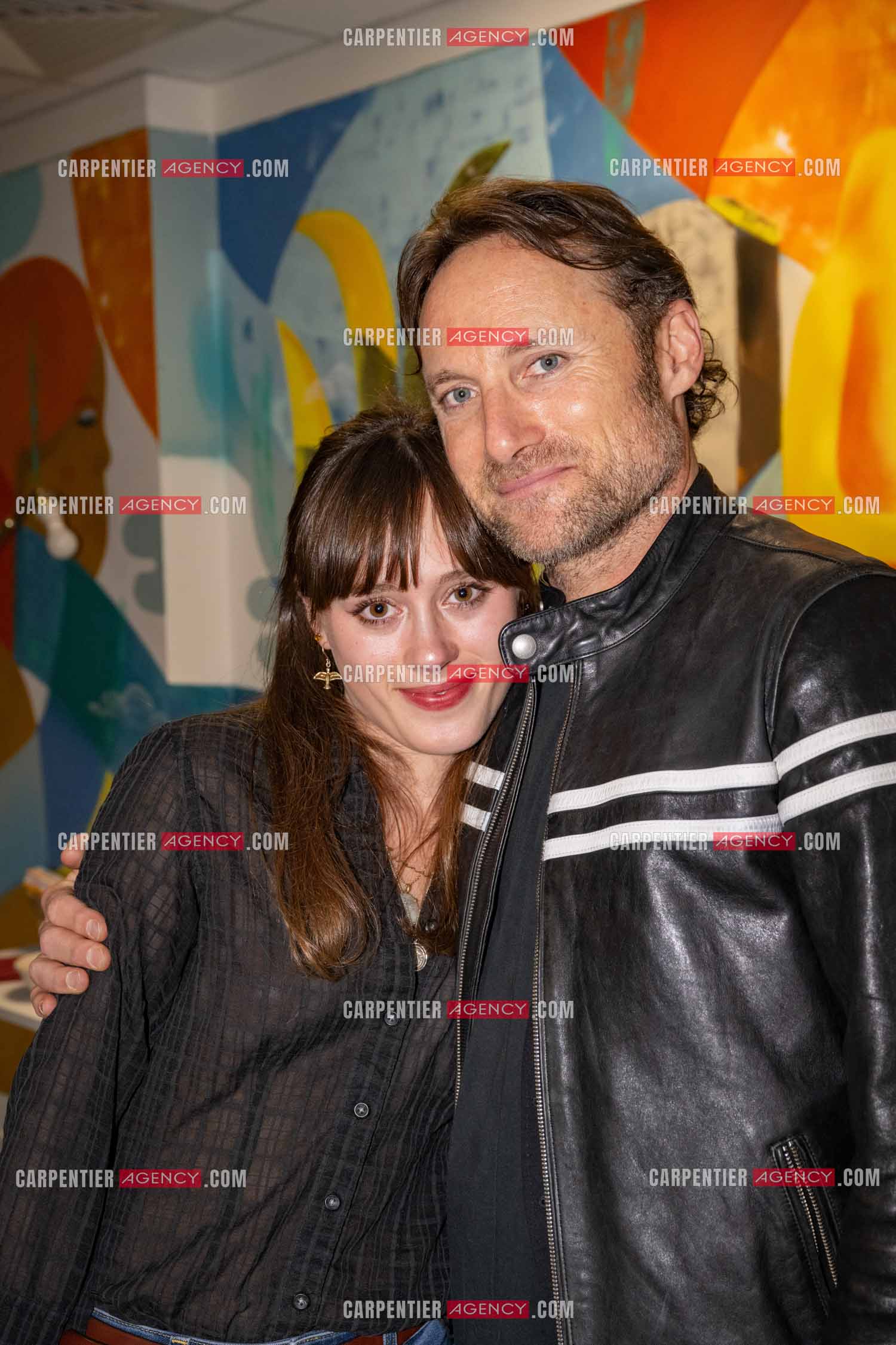 Le chanteur Christopher Stills, fils de Stephen Stills et de Véronique Sanson assurant la première partie des trois concerts à la Seine Musicale de sa mère la chanteuse Véronique Sanson. Dans la loge, Christopher Stills et sa fille Sarenne Stills. ( Exclusif )