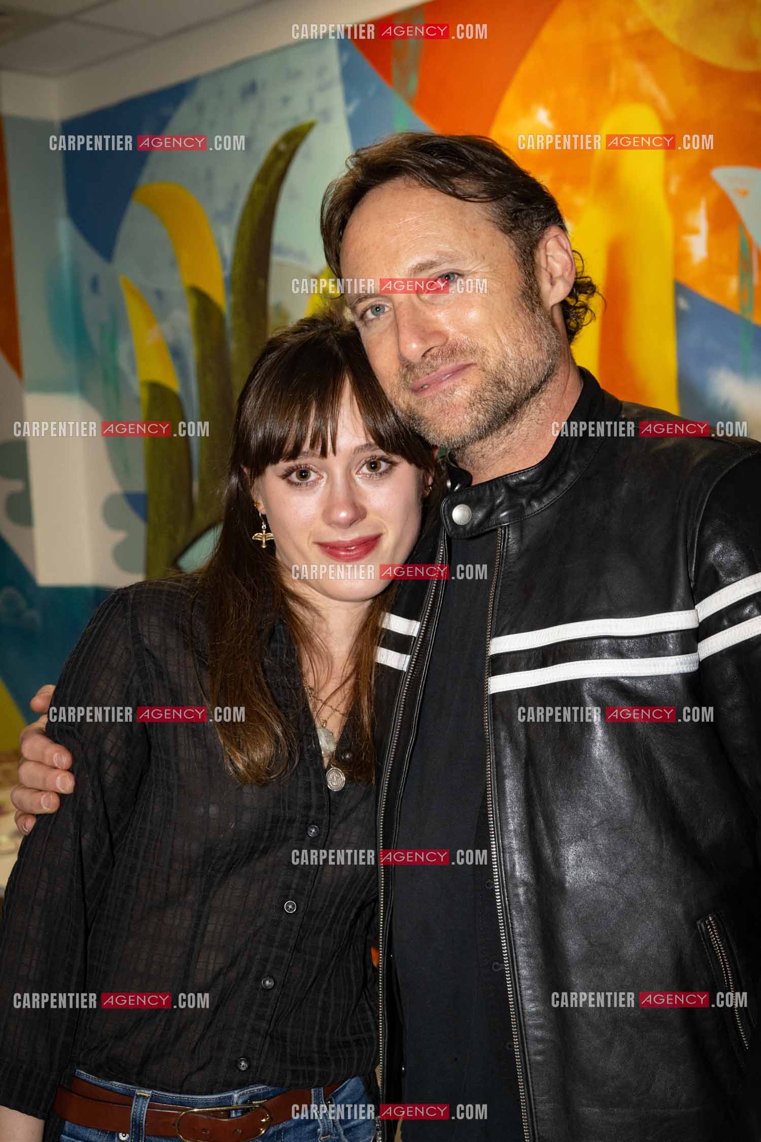 Le chanteur Christopher Stills, fils de Stephen Stills et de Véronique Sanson assurant la première partie des trois concerts à la Seine Musicale de sa mère la chanteuse Véronique Sanson. Dans la loge, Christopher Stills et sa fille Sarenne Stills. ( Exclusif )