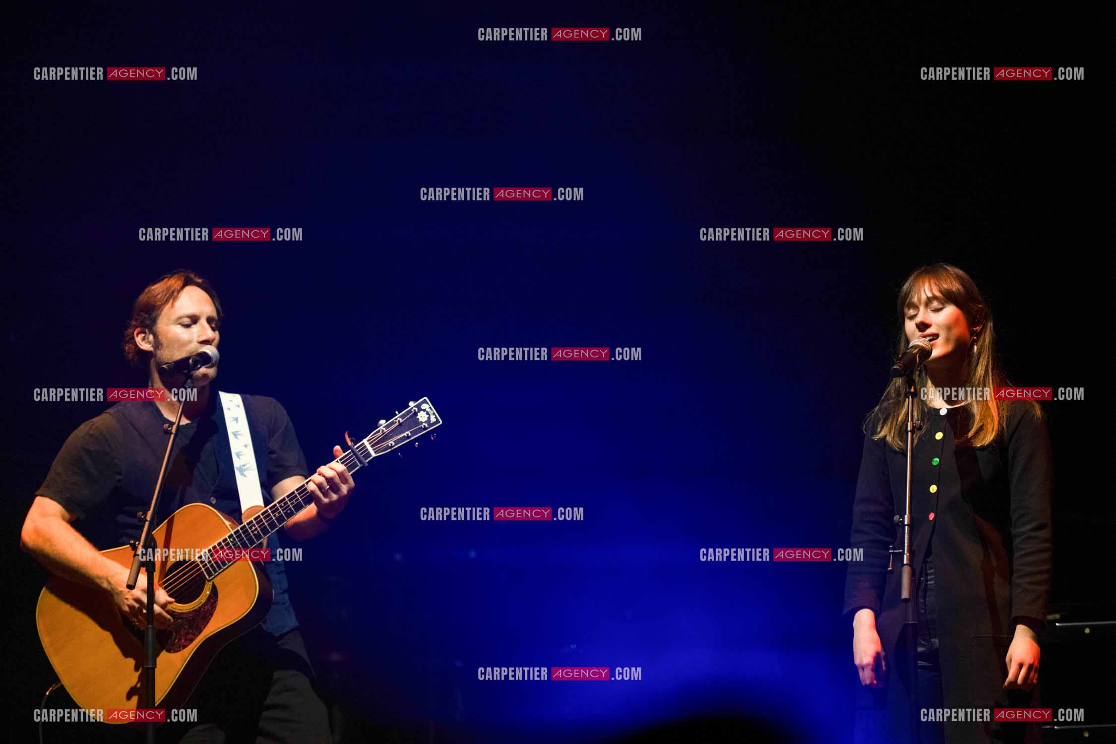 Le chanteur Christopher Stills, fils de Stephen Stills et de Véronique Sanson assurant la première partie des trois concerts à la Seine Musicale de sa mère la chanteuse Véronique Sanson. Christopher Stills en duo avec sa fille Sarenne.  ( Exclusif )