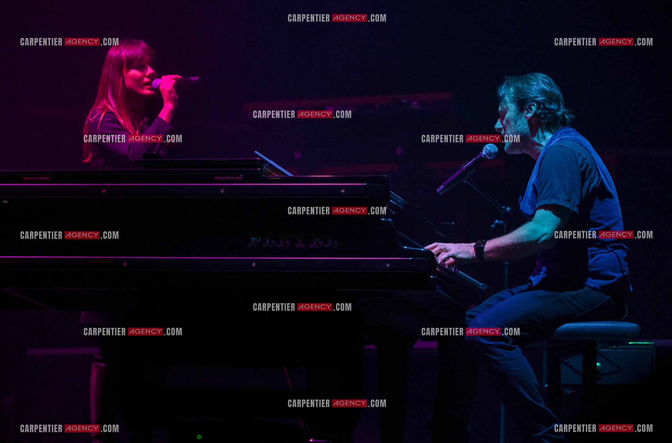 Le chanteur Christopher Stills, fils de Stephen Stills et de Véronique Sanson assurant la première partie des trois concerts à la Seine Musicale de sa mère la chanteuse Véronique Sanson. Christopher Stills en duo avec sa fille Sarenne.  ( Exclusif )