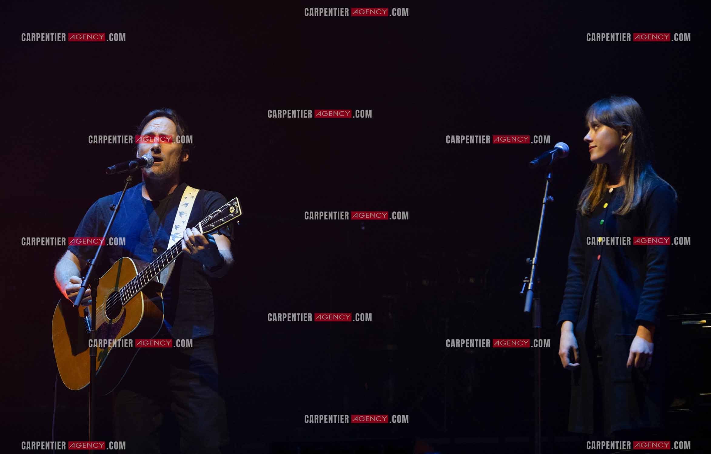 Le chanteur Christopher Stills, fils de Stephen Stills et de Véronique Sanson assurant la première partie des trois concerts à la Seine Musicale de sa mère la chanteuse Véronique Sanson. Christopher Stills en duo avec sa fille Sarenne.  ( Exclusif )