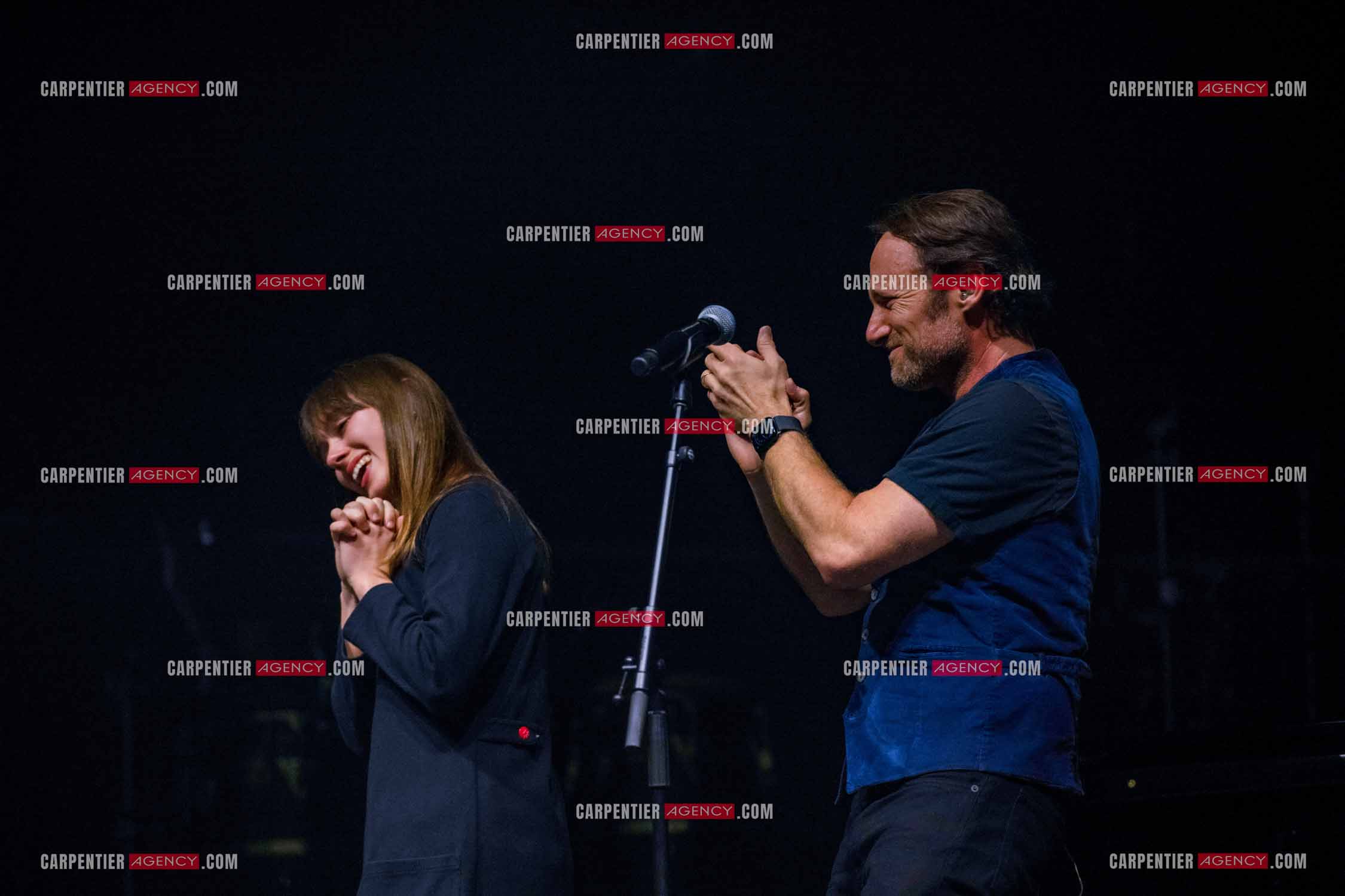 Le chanteur Christopher Stills, fils de Stephen Stills et de Véronique Sanson assurant la première partie des trois concerts à la Seine Musicale de sa mère la chanteuse Véronique Sanson. Christopher Stills en duo avec sa fille Sarenne.  ( Exclusif )
