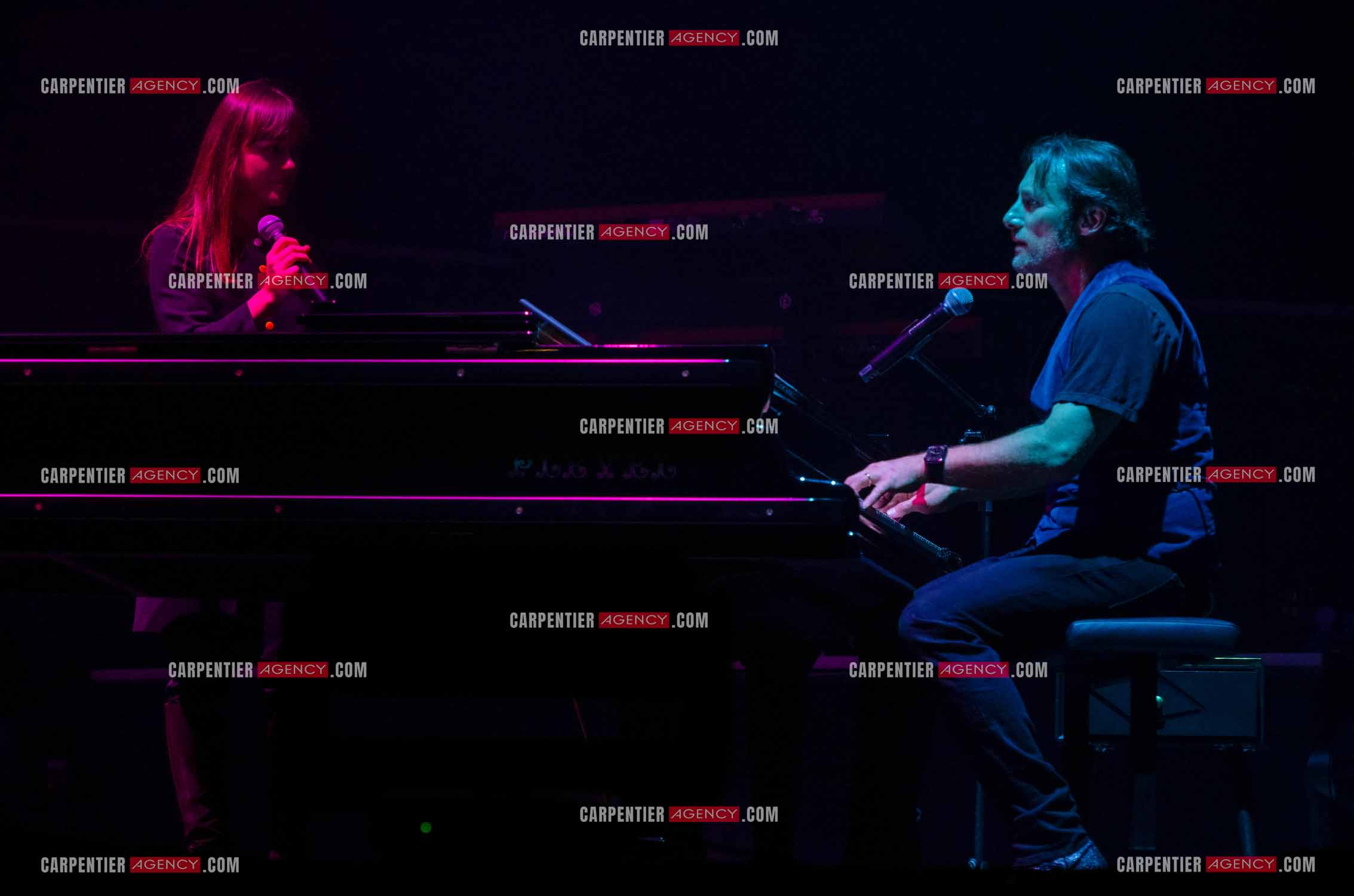 Le chanteur Christopher Stills, fils de Stephen Stills et de Véronique Sanson assurant la première partie des trois concerts à la Seine Musicale de sa mère la chanteuse Véronique Sanson. Christopher Stills en duo avec sa fille Sarenne.  ( Exclusif )