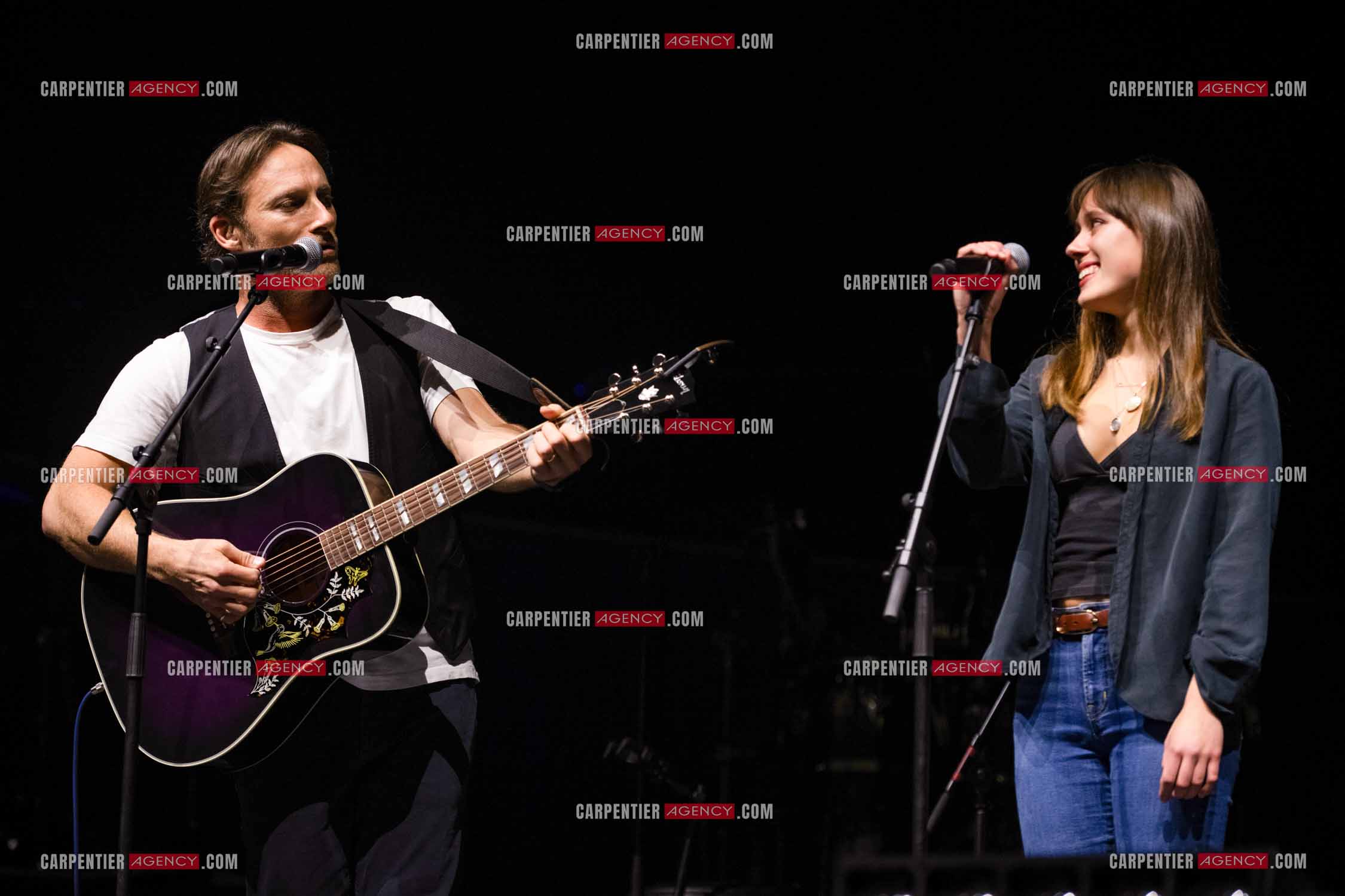Le chanteur Christopher Stills, fils de Stephen Stills et de Véronique Sanson assurant la première partie des trois concerts à la Seine Musicale de sa mère la chanteuse Véronique Sanson. Christopher Stills en duo avec sa fille Sarenne.  ( Exclusif )