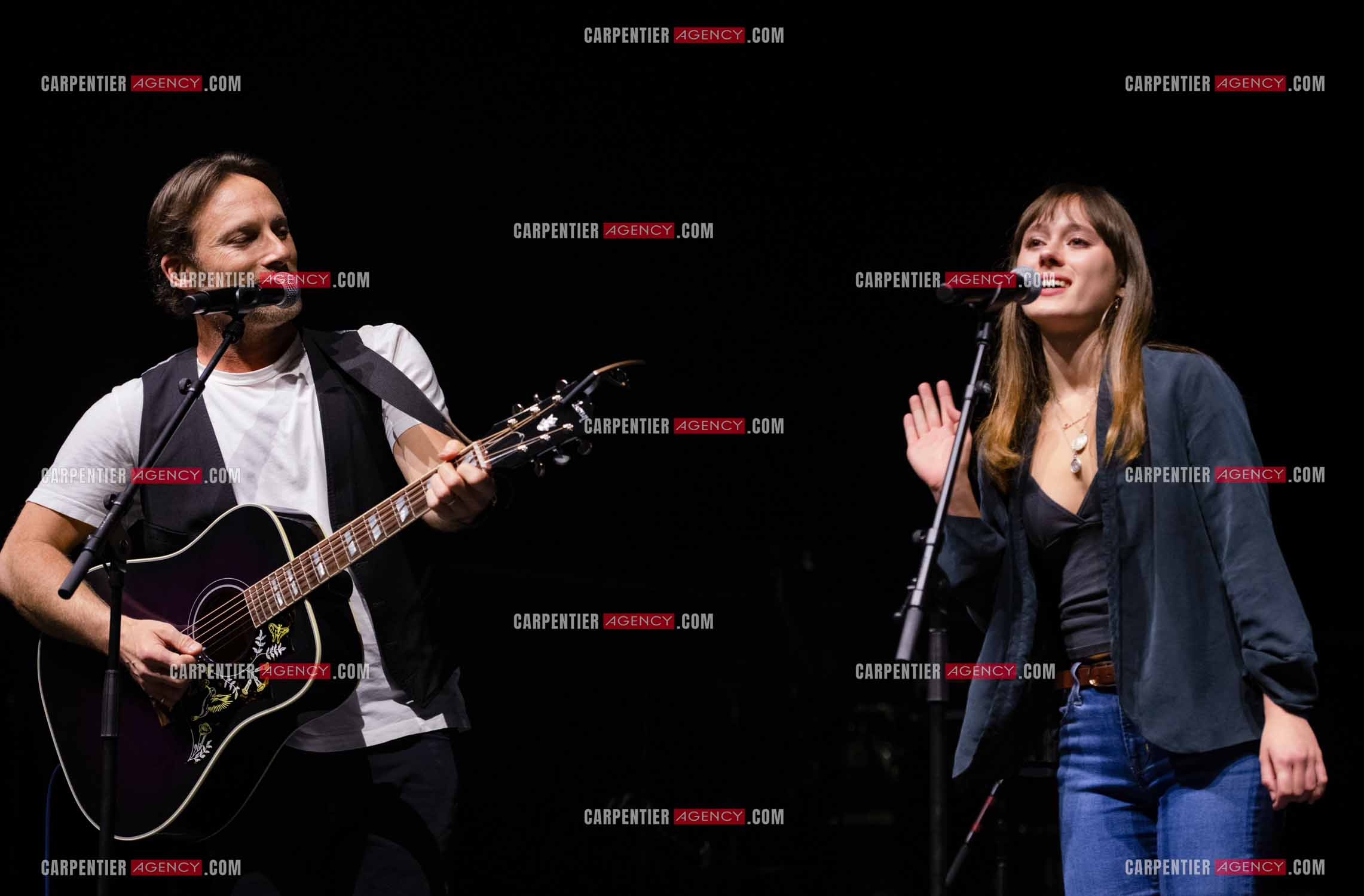 Le chanteur Christopher Stills, fils de Stephen Stills et de Véronique Sanson assurant la première partie des trois concerts à la Seine Musicale de sa mère la chanteuse Véronique Sanson. Christopher Stills en duo avec sa fille Sarenne.  ( Exclusif )