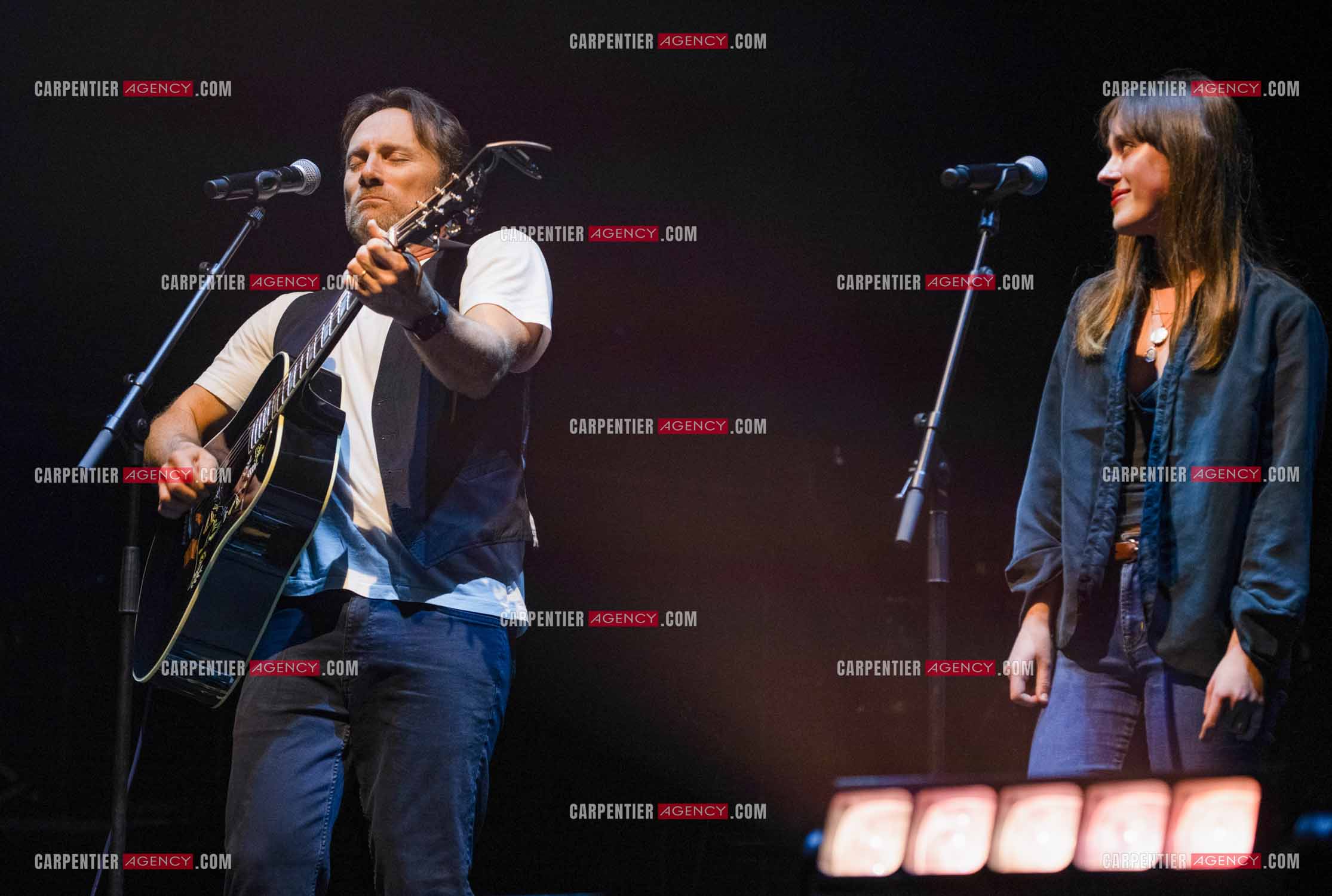 Le chanteur Christopher Stills, fils de Stephen Stills et de Véronique Sanson assurant la première partie des trois concerts à la Seine Musicale de sa mère la chanteuse Véronique Sanson. Christopher Stills en duo avec sa fille Sarenne.  ( Exclusif )