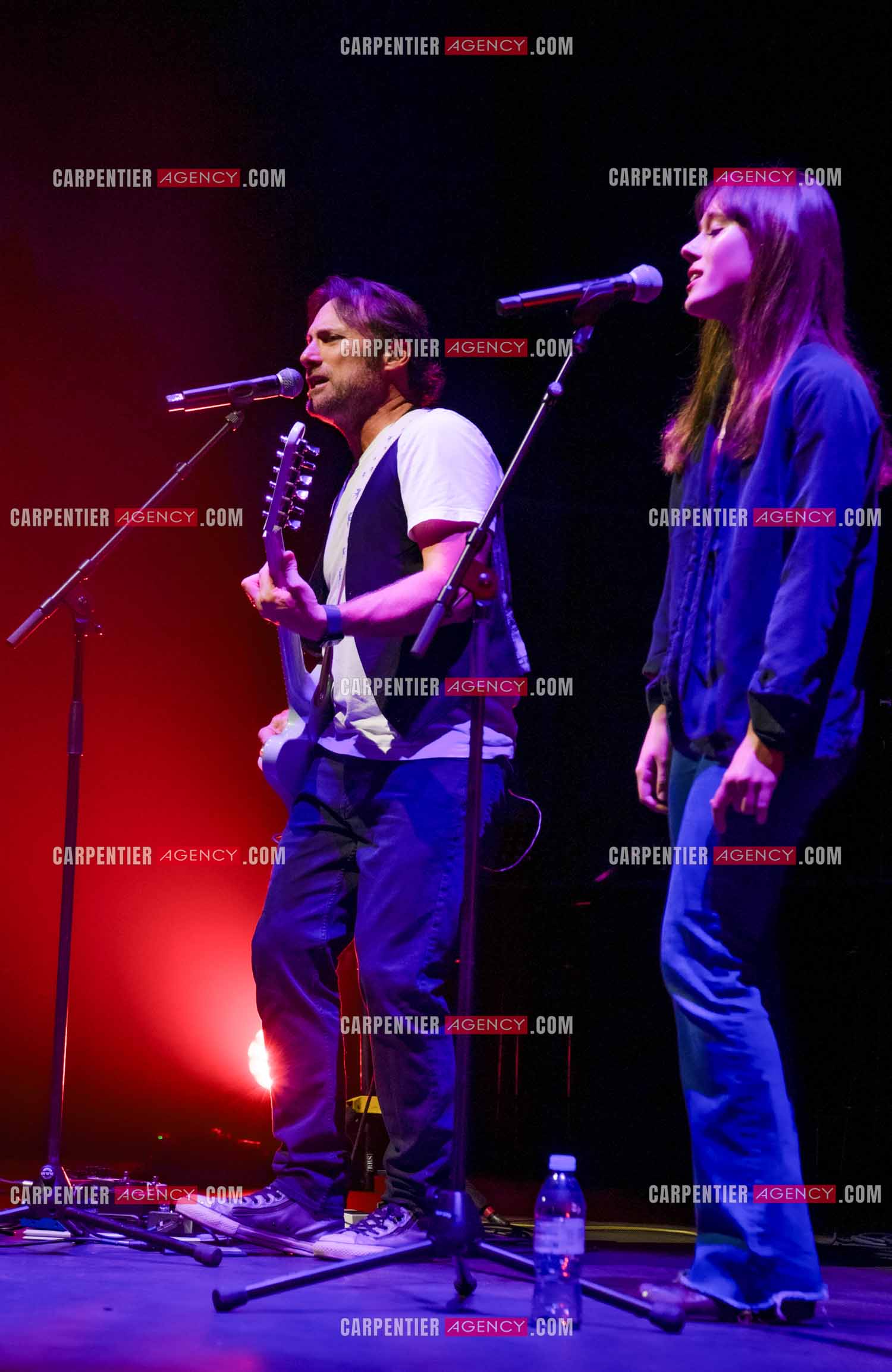 Le chanteur Christopher Stills, fils de Stephen Stills et de Véronique Sanson assurant la première partie des trois concerts à la Seine Musicale de sa mère la chanteuse Véronique Sanson. Christopher Stills en duo avec sa fille Sarenne.  ( Exclusif )