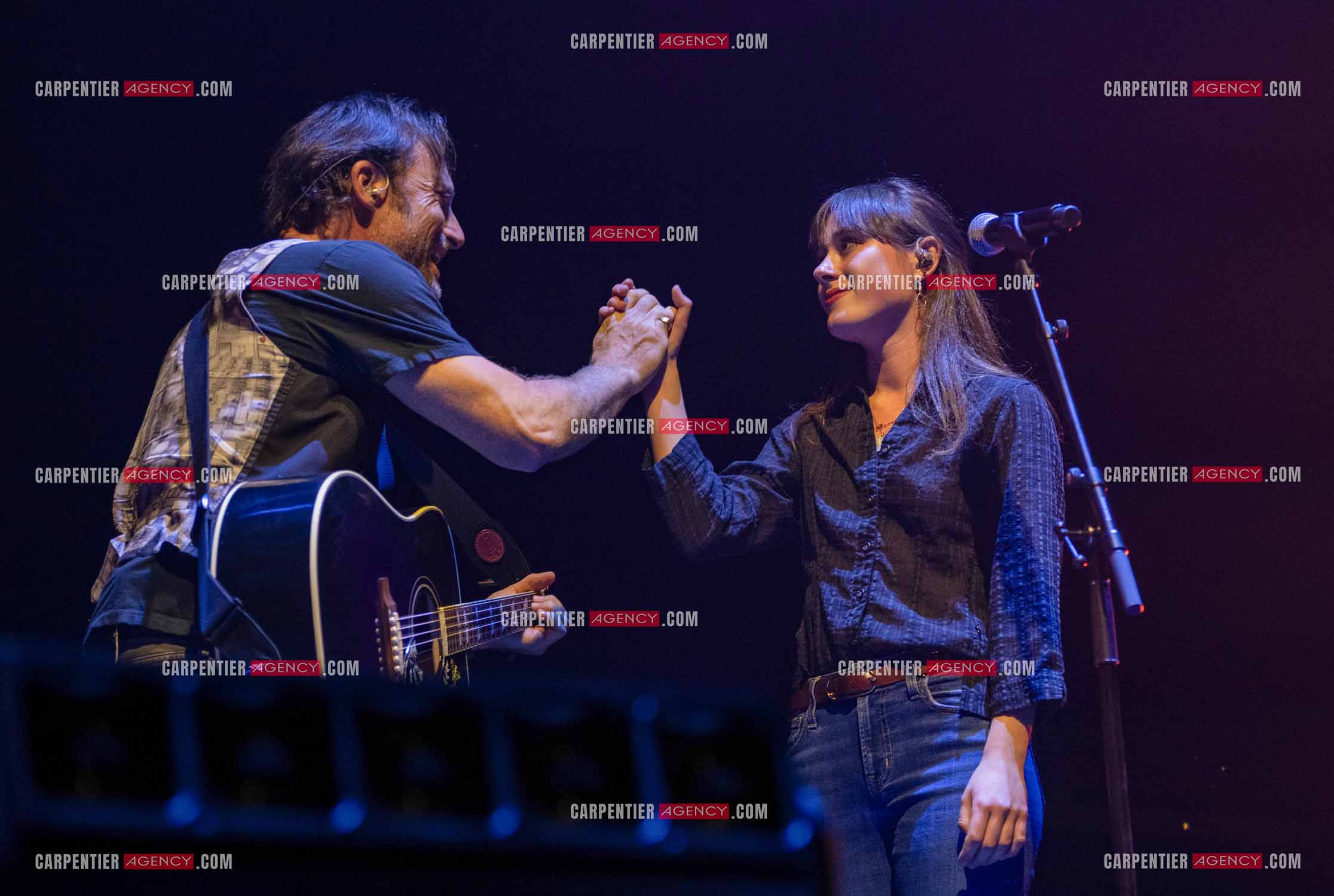 Le chanteur Christopher Stills, fils de Stephen Stills et de Véronique Sanson assurant la première partie des trois concerts à la Seine Musicale de sa mère la chanteuse Véronique Sanson. Christopher Stills en duo avec sa fille Sarenne.  ( Exclusif )