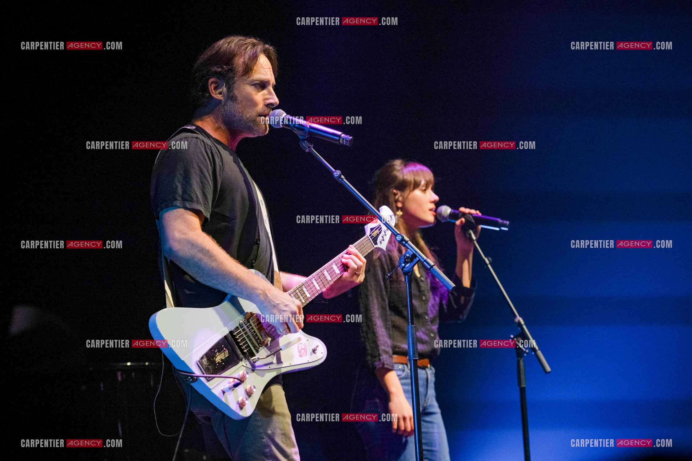 Le chanteur Christopher Stills, fils de Stephen Stills et de Véronique Sanson assurant la première partie des trois concerts à la Seine Musicale de sa mère la chanteuse Véronique Sanson. Christopher Stills en duo avec sa fille Sarenne.  ( Exclusif )