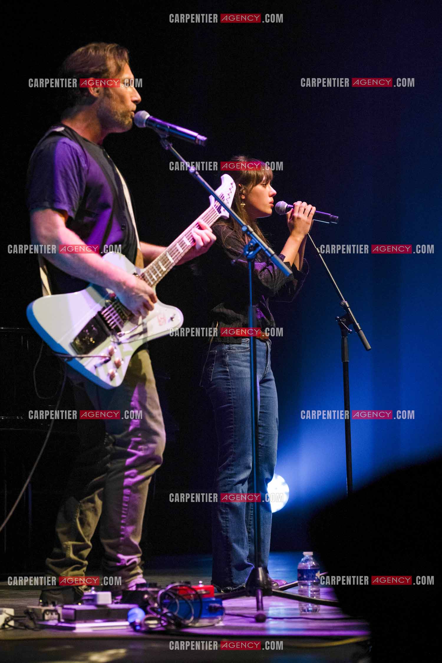 Le chanteur Christopher Stills, fils de Stephen Stills et de Véronique Sanson assurant la première partie des trois concerts à la Seine Musicale de sa mère la chanteuse Véronique Sanson. Christopher Stills en duo avec sa fille Sarenne.  ( Exclusif )