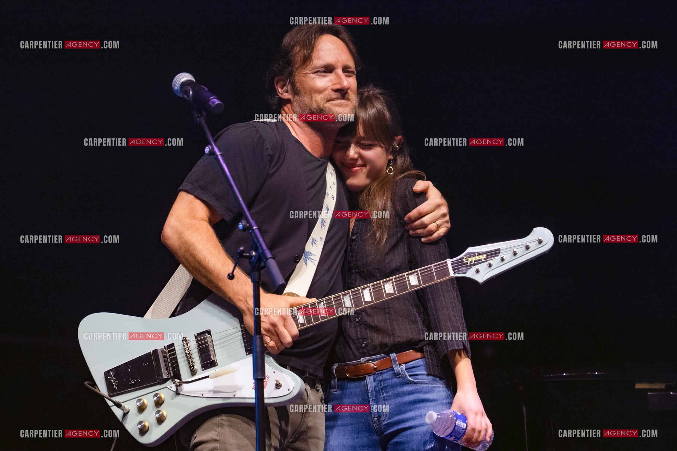 Le chanteur Christopher Stills, fils de Stephen Stills et de Véronique Sanson assurant la première partie des trois concerts à la Seine Musicale de sa mère la chanteuse Véronique Sanson. Christopher Stills en duo avec sa fille Sarenne.  ( Exclusif )