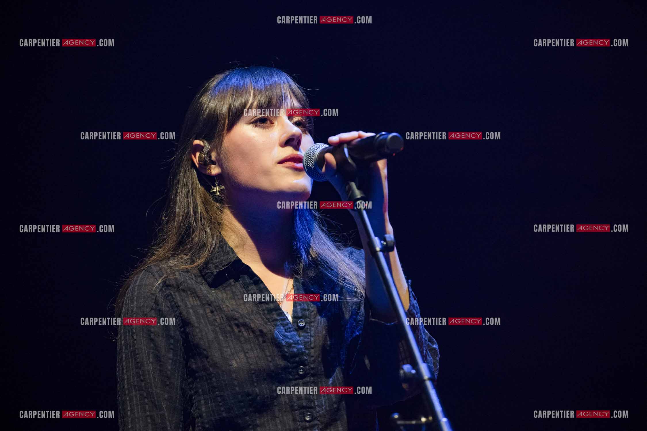 Le chanteur Christopher Stills, fils de Stephen Stills et de Véronique Sanson assurant la première partie des trois concerts à la Seine Musicale de sa mère la chanteuse Véronique Sanson. Christopher Stills en duo avec sa fille Sarenne.  ( Exclusif )