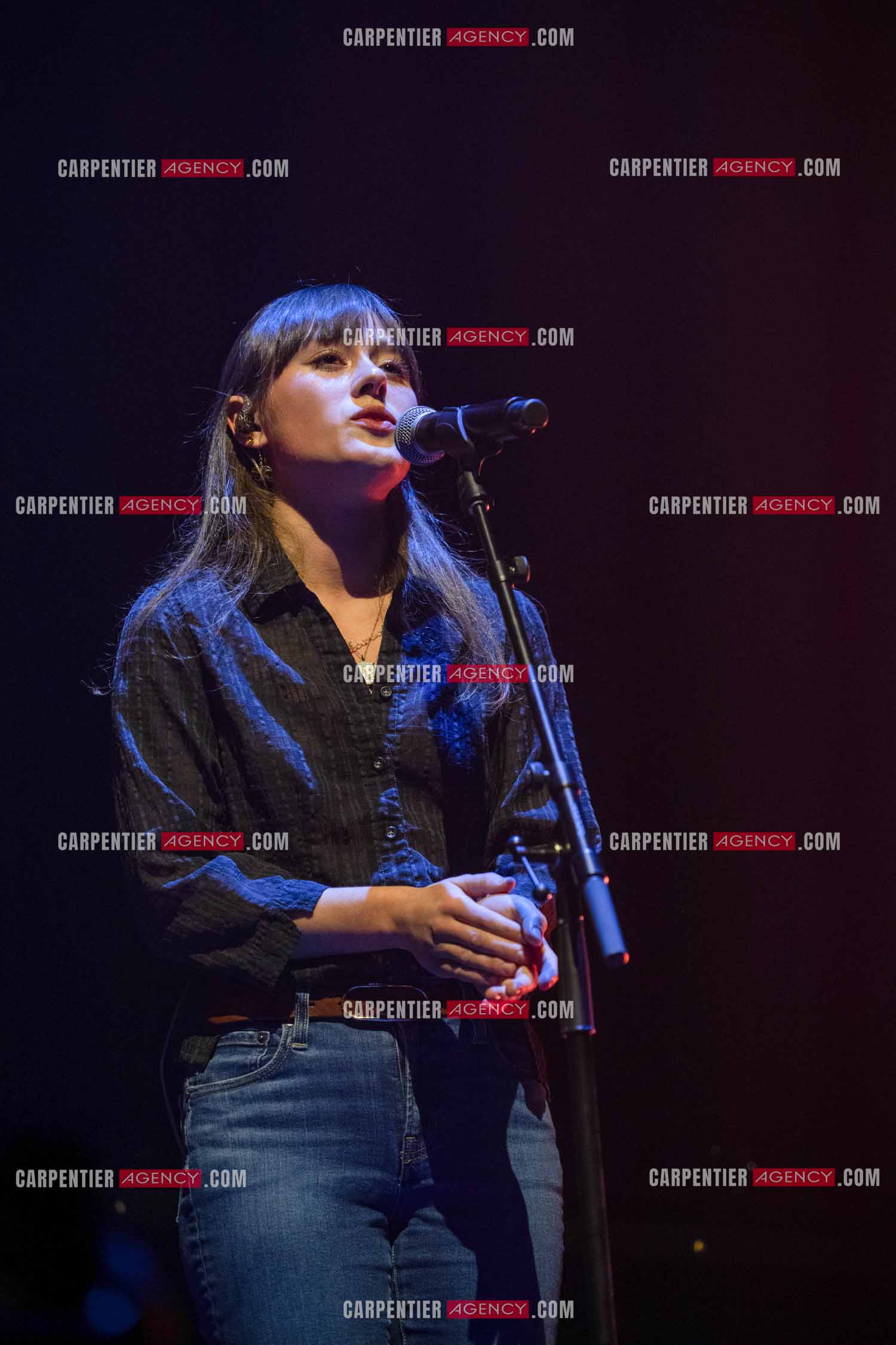 Le chanteur Christopher Stills, fils de Stephen Stills et de Véronique Sanson assurant la première partie des trois concerts à la Seine Musicale de sa mère la chanteuse Véronique Sanson. Christopher Stills en duo avec sa fille Sarenne.  ( Exclusif )