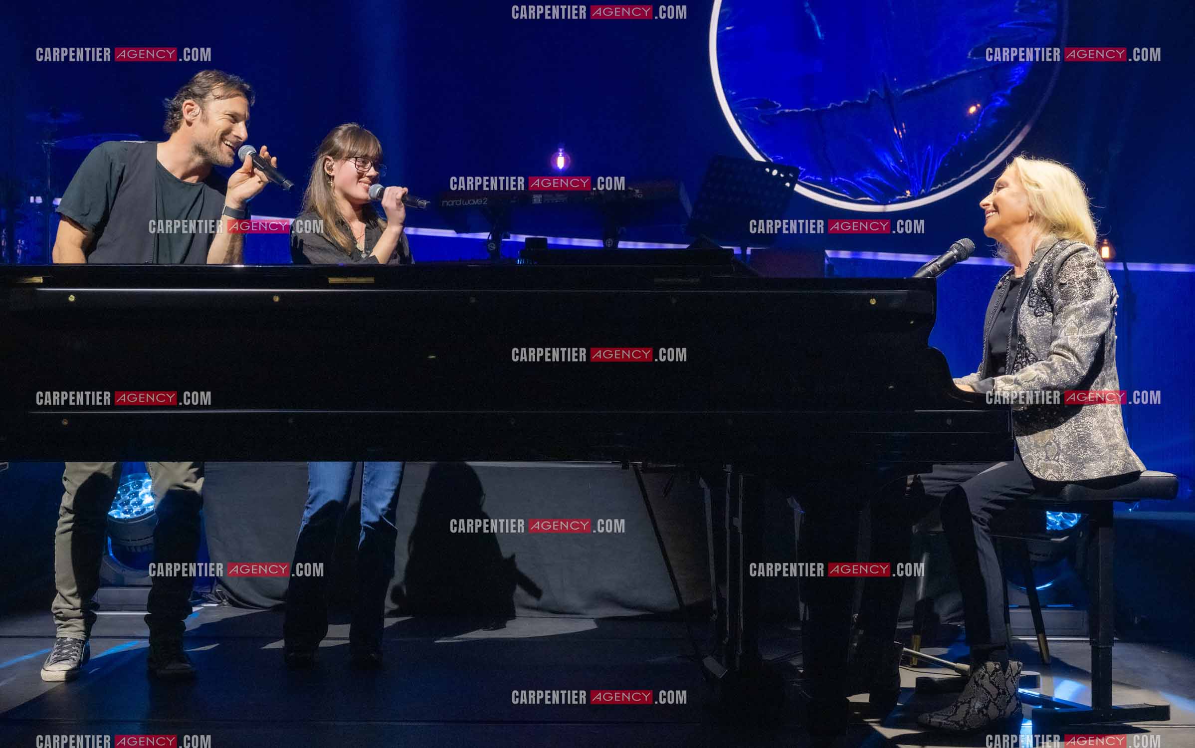 Le chanteur Christopher Stills, fils de Stephen Stills et de Véronique Sanson assurant la première partie des trois concerts à la Seine Musicale de sa mère la chanteuse Véronique Sanson. Sur scène, trois générations. Véronique Sanson avec son fils Christopher Stills et sa petite fille Sarenne Stills. ( Exclusif )