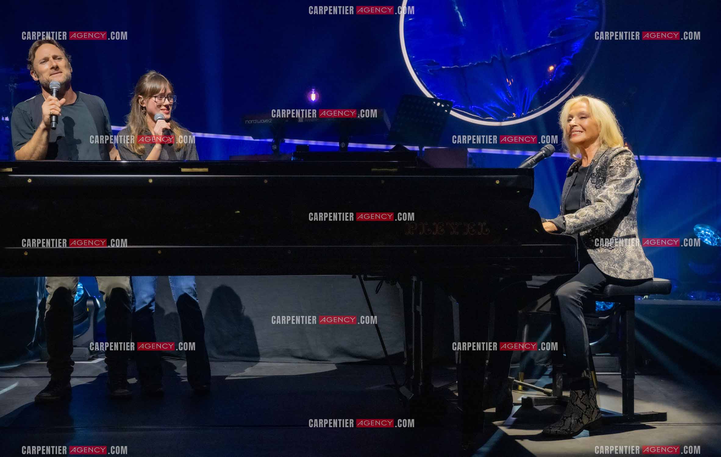 Le chanteur Christopher Stills, fils de Stephen Stills et de Véronique Sanson assurant la première partie des trois concerts à la Seine Musicale de sa mère la chanteuse Véronique Sanson. Sur scène, trois générations. Véronique Sanson avec son fils Christopher Stills et sa petite fille Sarenne Stills. ( Exclusif )