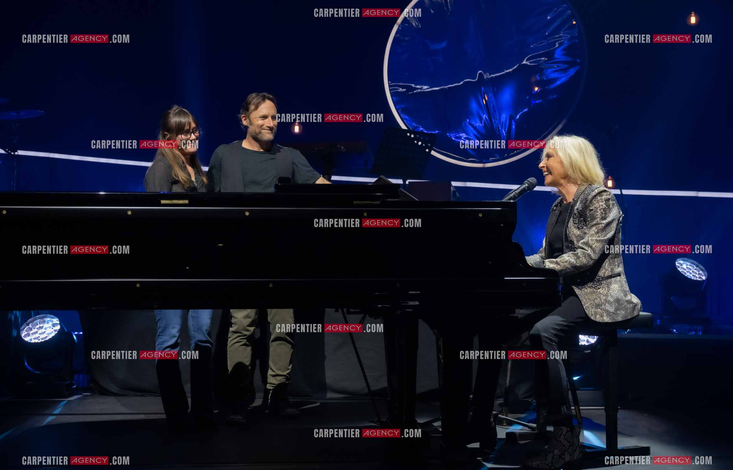 Le chanteur Christopher Stills, fils de Stephen Stills et de Véronique Sanson assurant la première partie des trois concerts à la Seine Musicale de sa mère la chanteuse Véronique Sanson. Sur scène, trois générations. Véronique Sanson avec son fils Christopher Stills et sa petite fille Sarenne Stills. ( Exclusif )