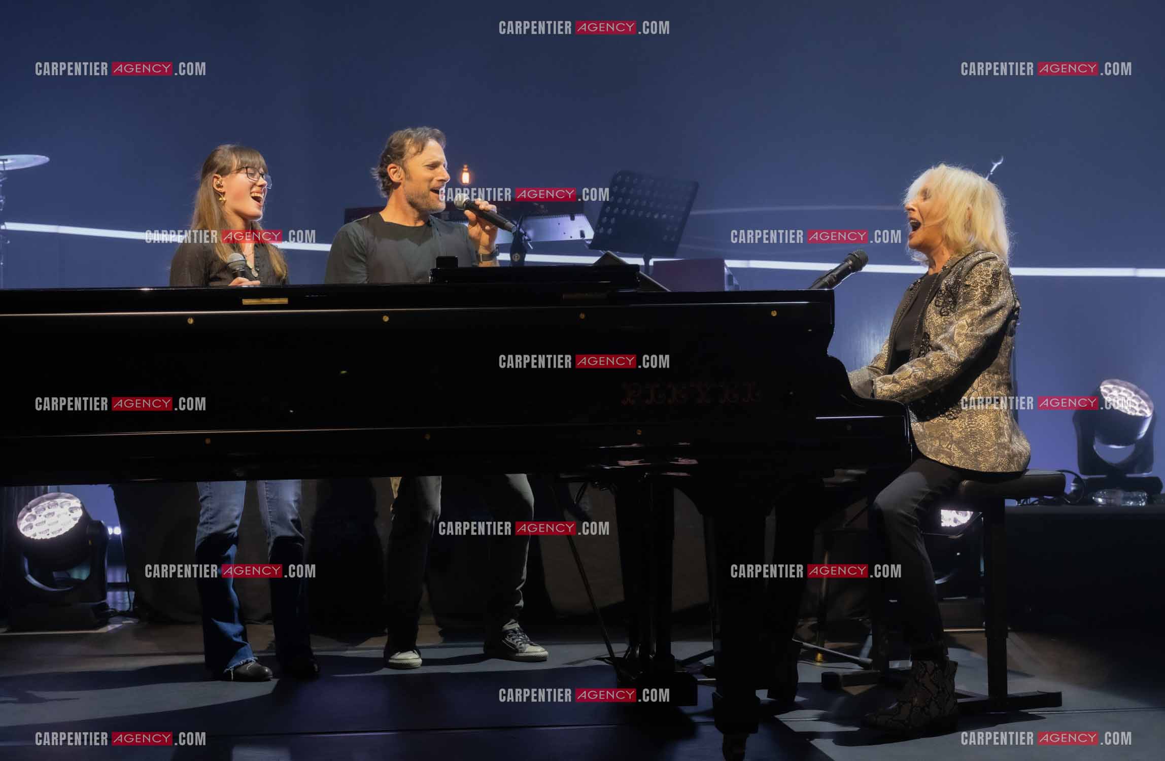 Le chanteur Christopher Stills, fils de Stephen Stills et de Véronique Sanson assurant la première partie des trois concerts à la Seine Musicale de sa mère la chanteuse Véronique Sanson. Sur scène, trois générations. Véronique Sanson avec son fils Christopher Stills et sa petite fille Sarenne Stills. ( Exclusif )