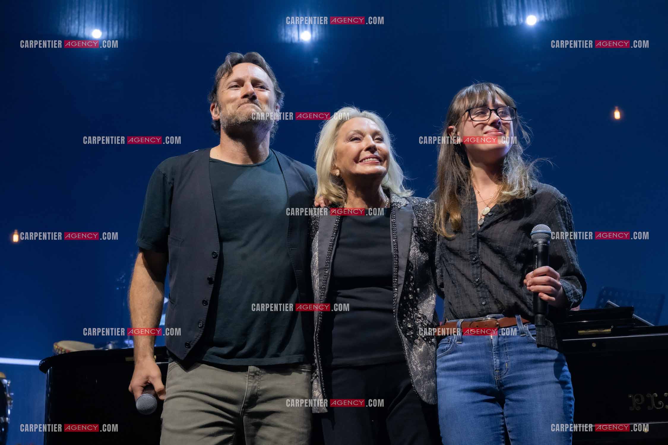 Le chanteur Christopher Stills, fils de Stephen Stills et de Véronique Sanson assurant la première partie des trois concerts à la Seine Musicale de sa mère la chanteuse Véronique Sanson. Sur scène, trois générations. Véronique Sanson avec son fils Christopher Stills et sa petite fille Sarenne Stills. ( Exclusif )