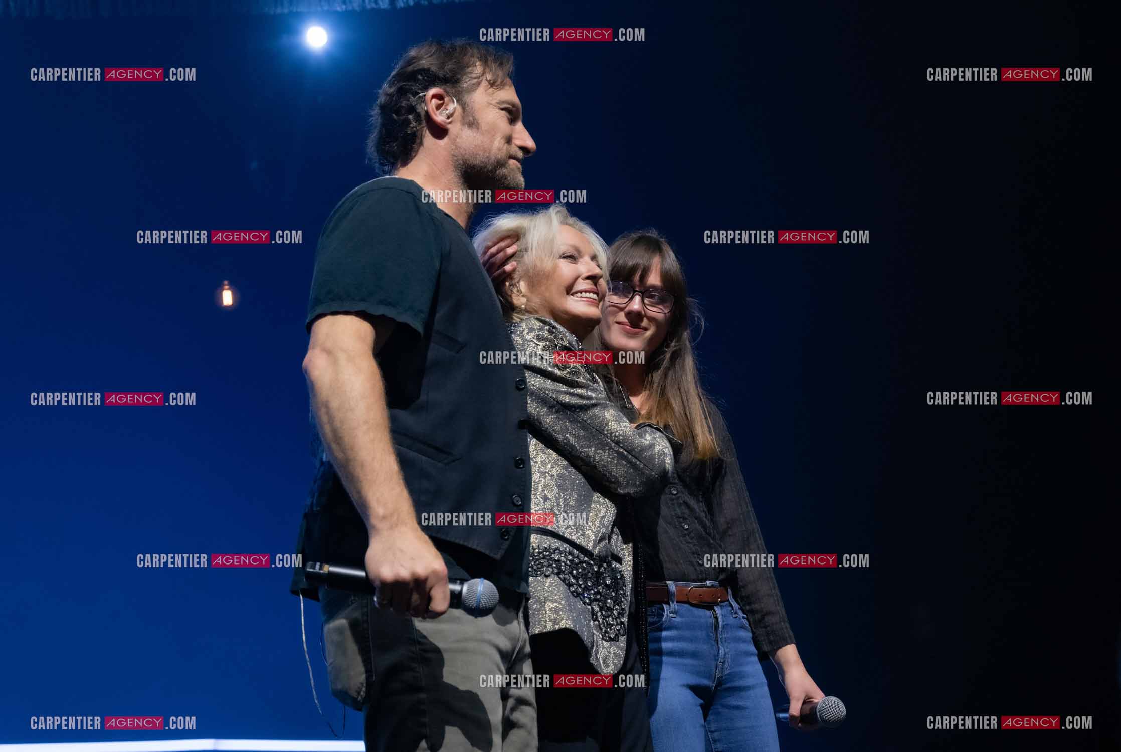 Le chanteur Christopher Stills, fils de Stephen Stills et de Véronique Sanson assurant la première partie des trois concerts à la Seine Musicale de sa mère la chanteuse Véronique Sanson. Sur scène, trois générations. Véronique Sanson avec son fils Christopher Stills et sa petite fille Sarenne Stills. ( Exclusif )