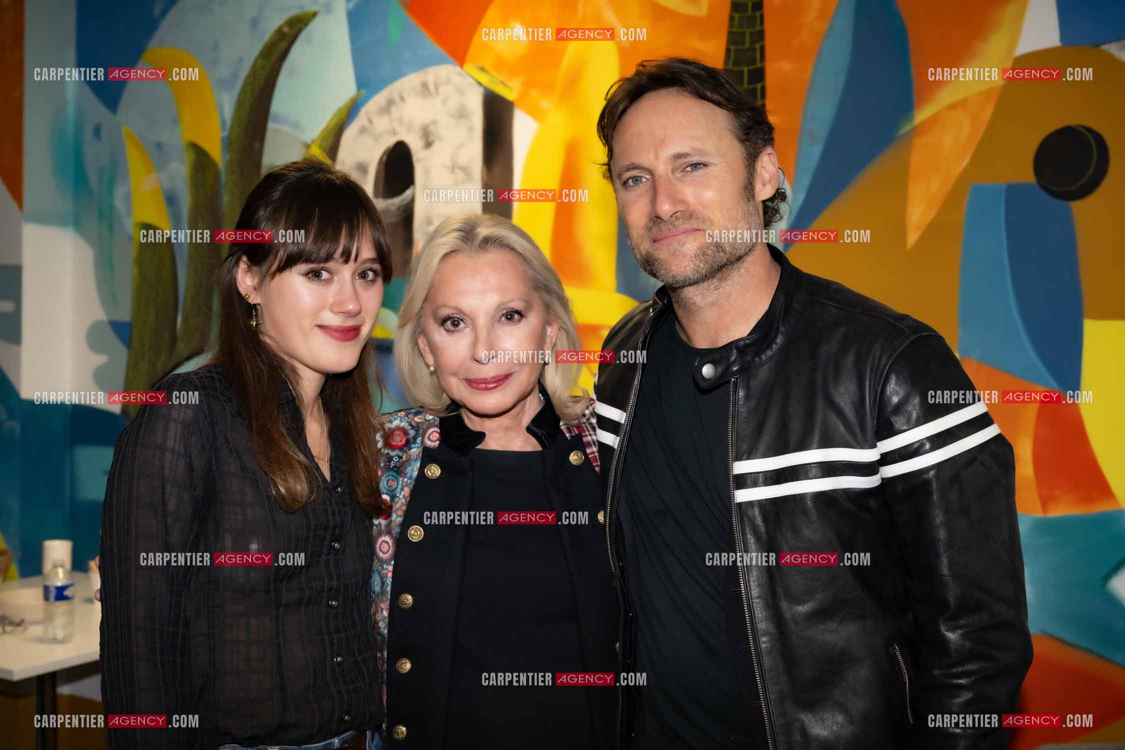 Le chanteur Christopher Stills, fils de Stephen Stills et de Véronique Sanson assurant la première partie des trois concerts à la Seine Musicale de sa mère la chanteuse Véronique Sanson. Dans la loge, Véronique Sanson entourée de sa petite fille Sarenne Stills et de son fils Christopher Stills. ( Exclusif )