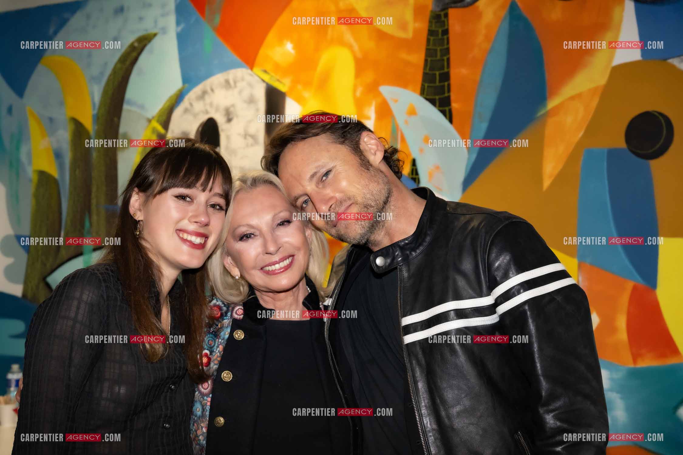 Le chanteur Christopher Stills, fils de Stephen Stills et de Véronique Sanson assurant la première partie des trois concerts à la Seine Musicale de sa mère la chanteuse Véronique Sanson. Dans la loge, Véronique Sanson entourée de sa petite fille Sarenne Stills et de son fils Christopher Stills. ( Exclusif )