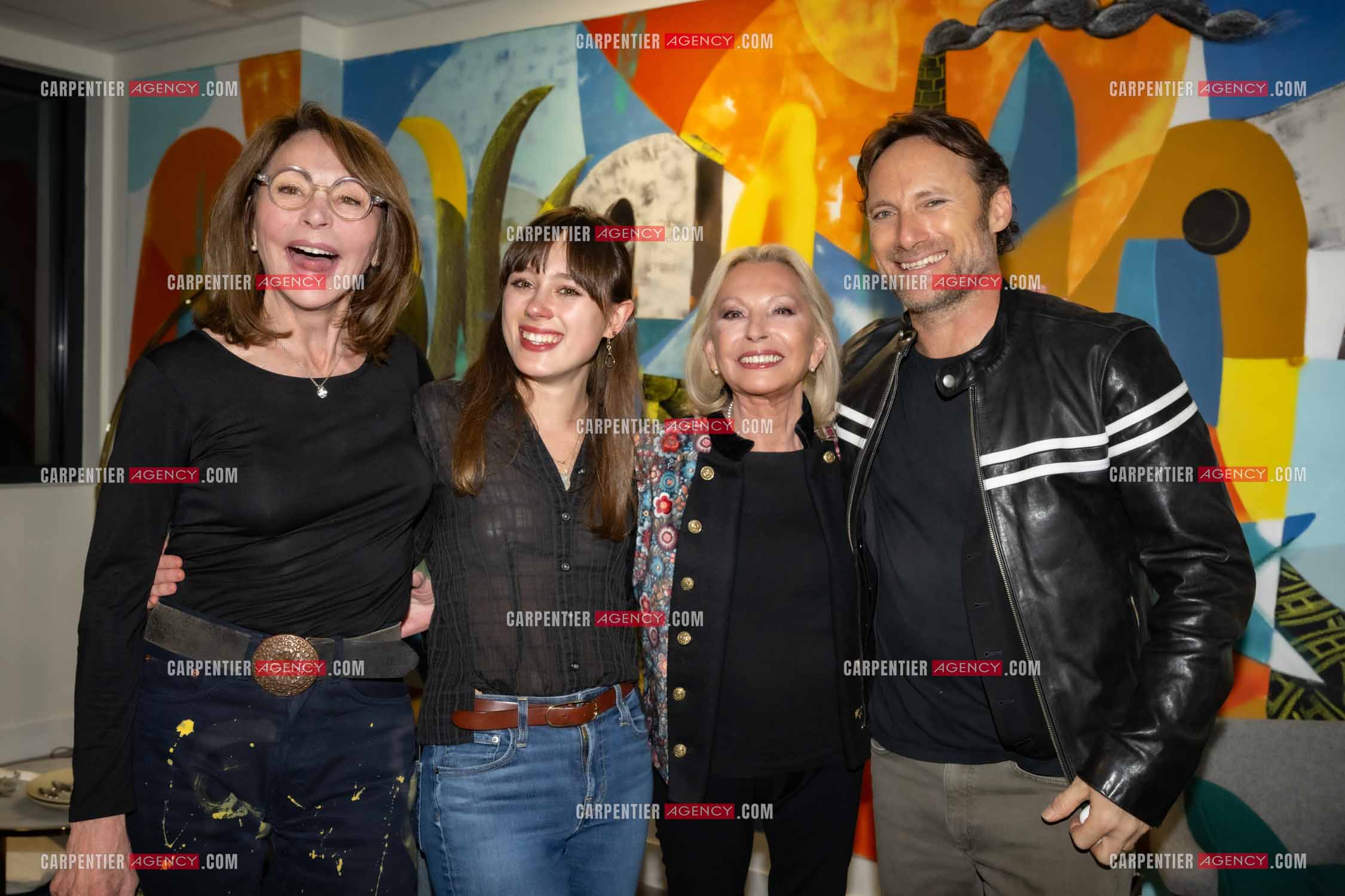 Le chanteur Christopher Stills, fils de Stephen Stills et de Véronique Sanson assurant la première partie des trois concerts à la Seine Musicale de sa mère la chanteuse Véronique Sanson. Sur scène, trois générations. Dans la loge, Véronique Sanson entourée de sa soeur Violaine, sa petite fille Sarenne Stills et son fils Christopher Stills. ( Exclusif )