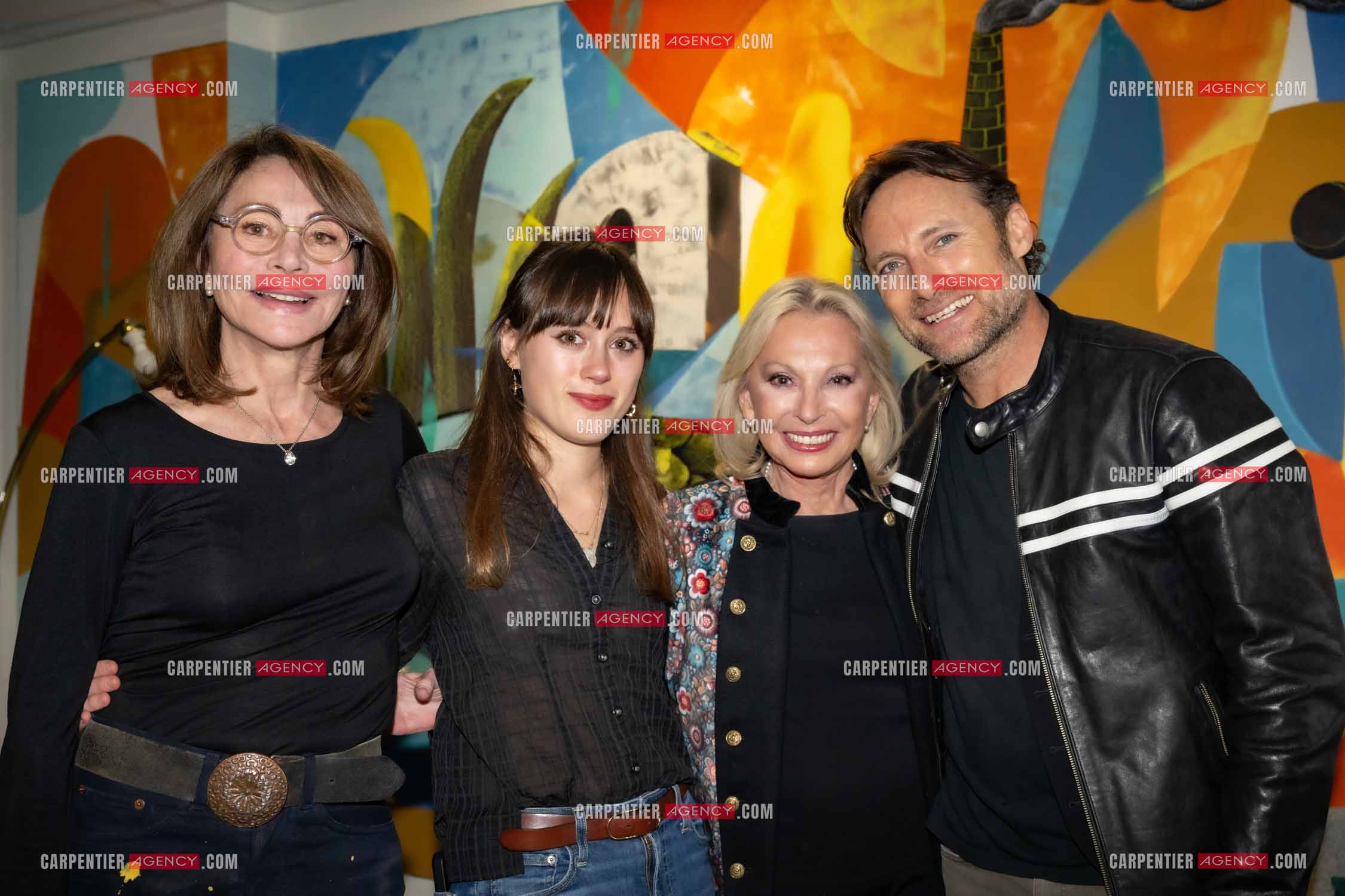 Le chanteur Christopher Stills, fils de Stephen Stills et de Véronique Sanson assurant la première partie des trois concerts à la Seine Musicale de sa mère la chanteuse Véronique Sanson. Sur scène, trois générations. Dans la loge, Véronique Sanson entourée de sa soeur Violaine, sa petite fille Sarenne Stills et son fils Christopher Stills. ( Exclusif )