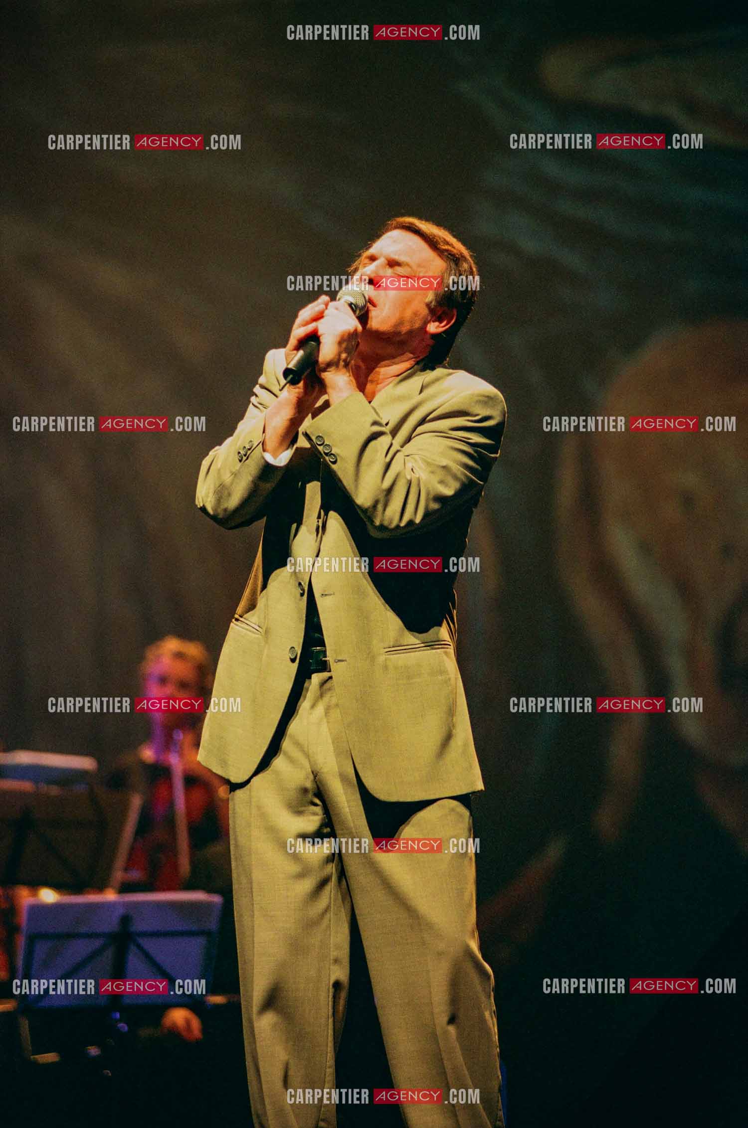 Le chanteur Salvatore Adamo en concert.  ( Exclusif )