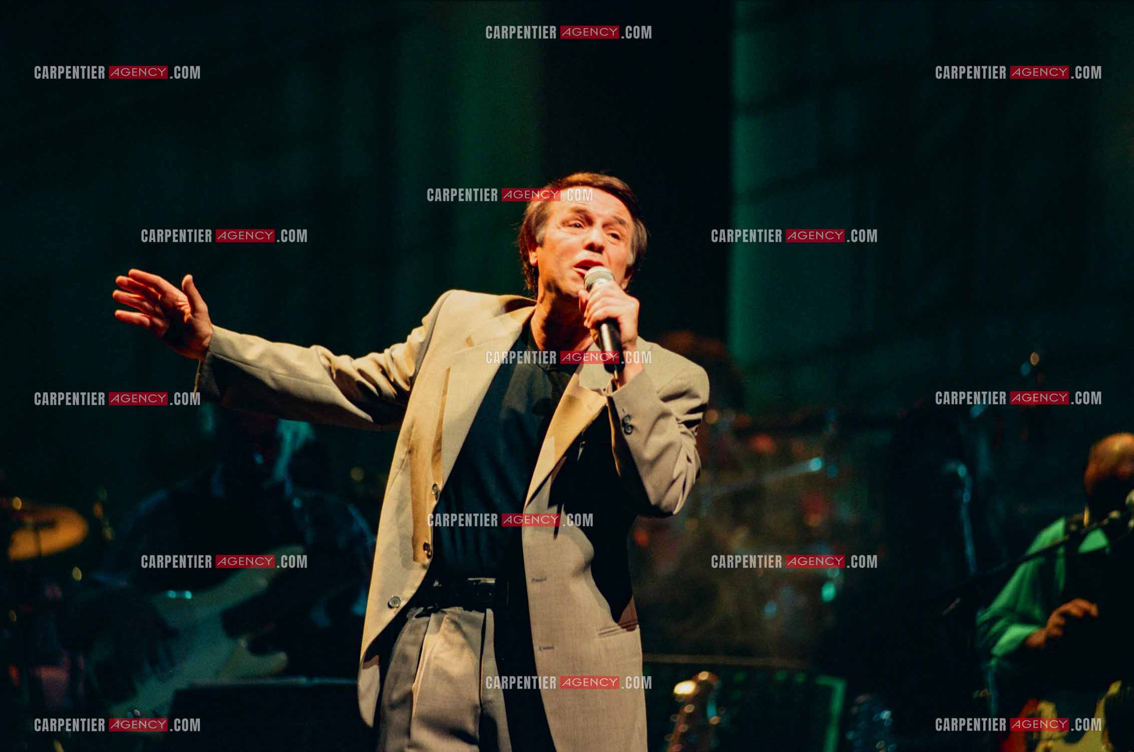 Le chanteur Salvatore Adamo en concert.  ( Exclusif )