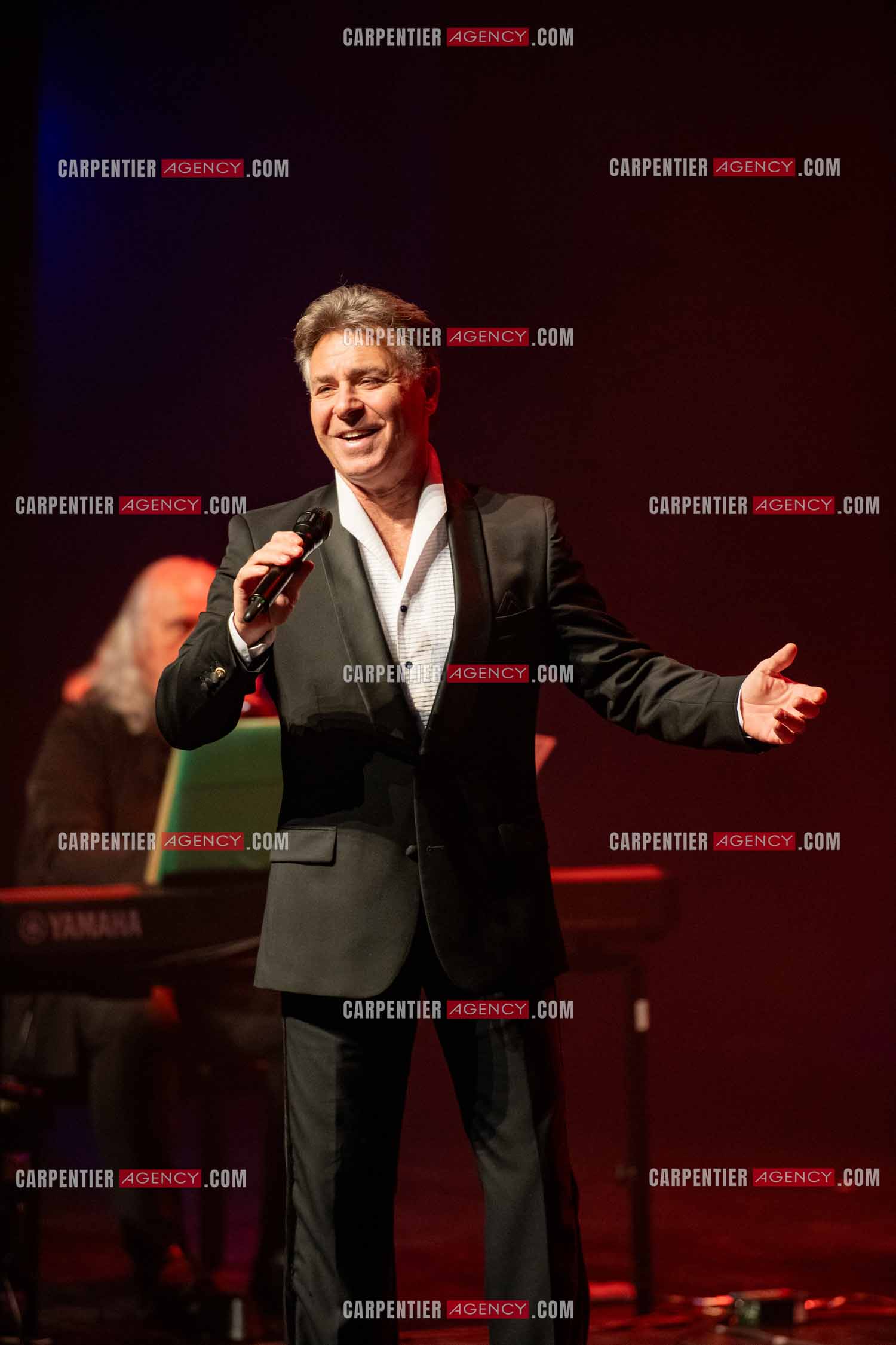 Roberto ALAGNA lors d'un récital ensoleillé de chansons italiennes dans un écrin purement acoustique.
Accompagné par la guitare de Jean-Félix LALANNE, l’accordéon de Roland ROMANELLI et les percussions de Pascal REVA, le ténor interprète les plus belles mélodies traditionnelles et contemporaines qui ont marqué son parcours et nourri ses inspirations.  
Une promenade lumineuse sur le Boulevard des Italiens, entre émotion et passion, au rythme du patrimoine musical méditerranéen.  ( Exclusif )