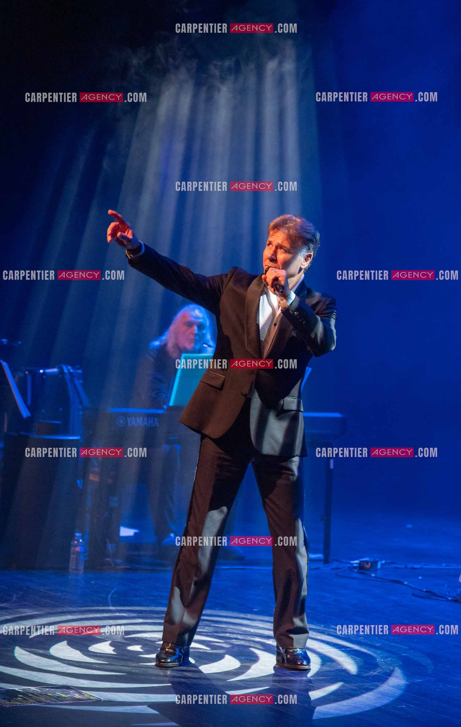 Roberto ALAGNA lors d'un récital ensoleillé de chansons italiennes dans un écrin purement acoustique.
Accompagné par la guitare de Jean-Félix LALANNE, l’accordéon de Roland ROMANELLI et les percussions de Pascal REVA, le ténor interprète les plus belles mélodies traditionnelles et contemporaines qui ont marqué son parcours et nourri ses inspirations.  
Une promenade lumineuse sur le Boulevard des Italiens, entre émotion et passion, au rythme du patrimoine musical méditerranéen.  ( Exclusif )