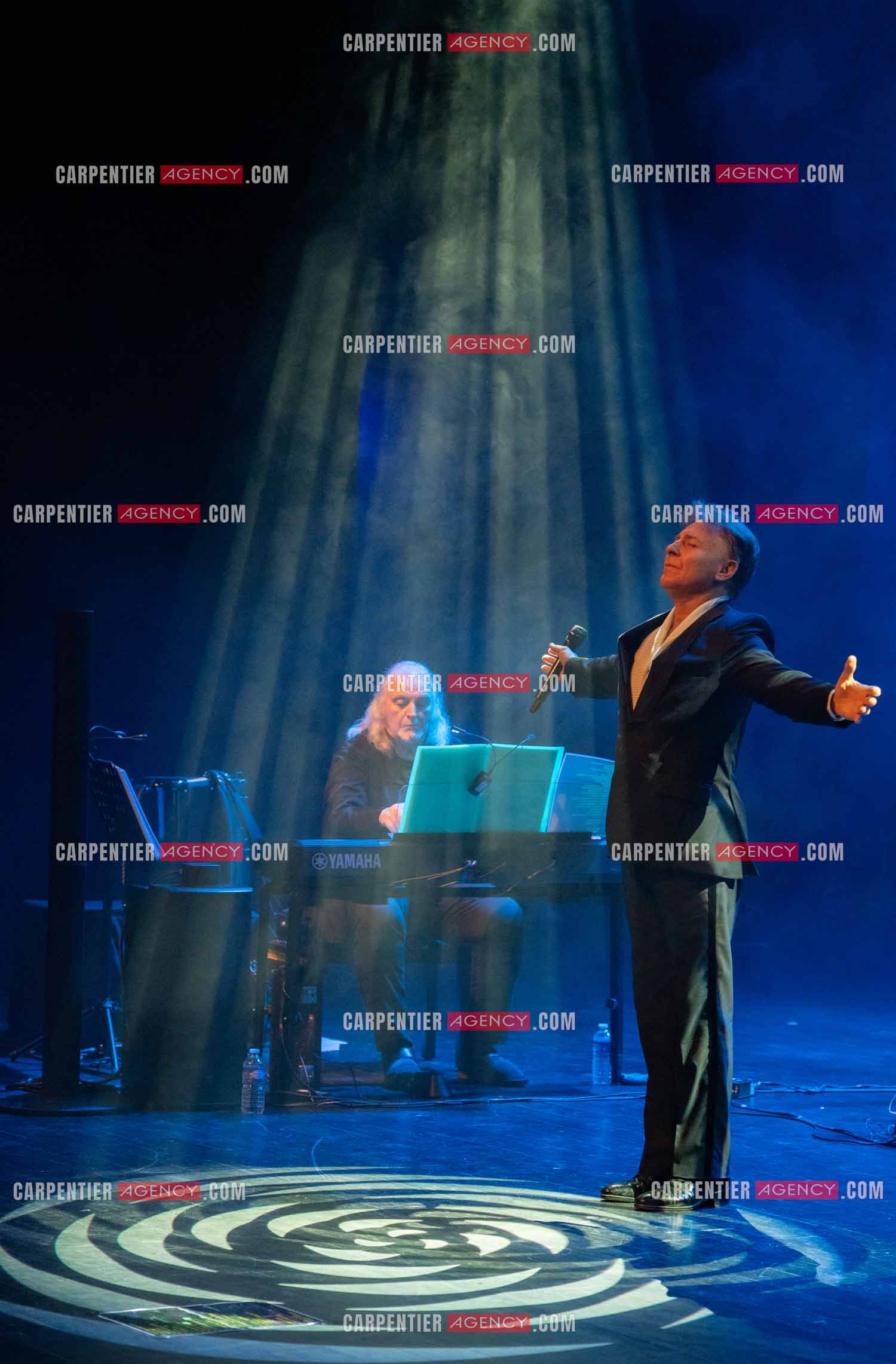 Roberto ALAGNA lors d'un récital ensoleillé de chansons italiennes dans un écrin purement acoustique.
Accompagné par la guitare de Jean-Félix LALANNE, l’accordéon de Roland ROMANELLI et les percussions de Pascal REVA, le ténor interprète les plus belles mélodies traditionnelles et contemporaines qui ont marqué son parcours et nourri ses inspirations.  
Une promenade lumineuse sur le Boulevard des Italiens, entre émotion et passion, au rythme du patrimoine musical méditerranéen.  ( Exclusif )