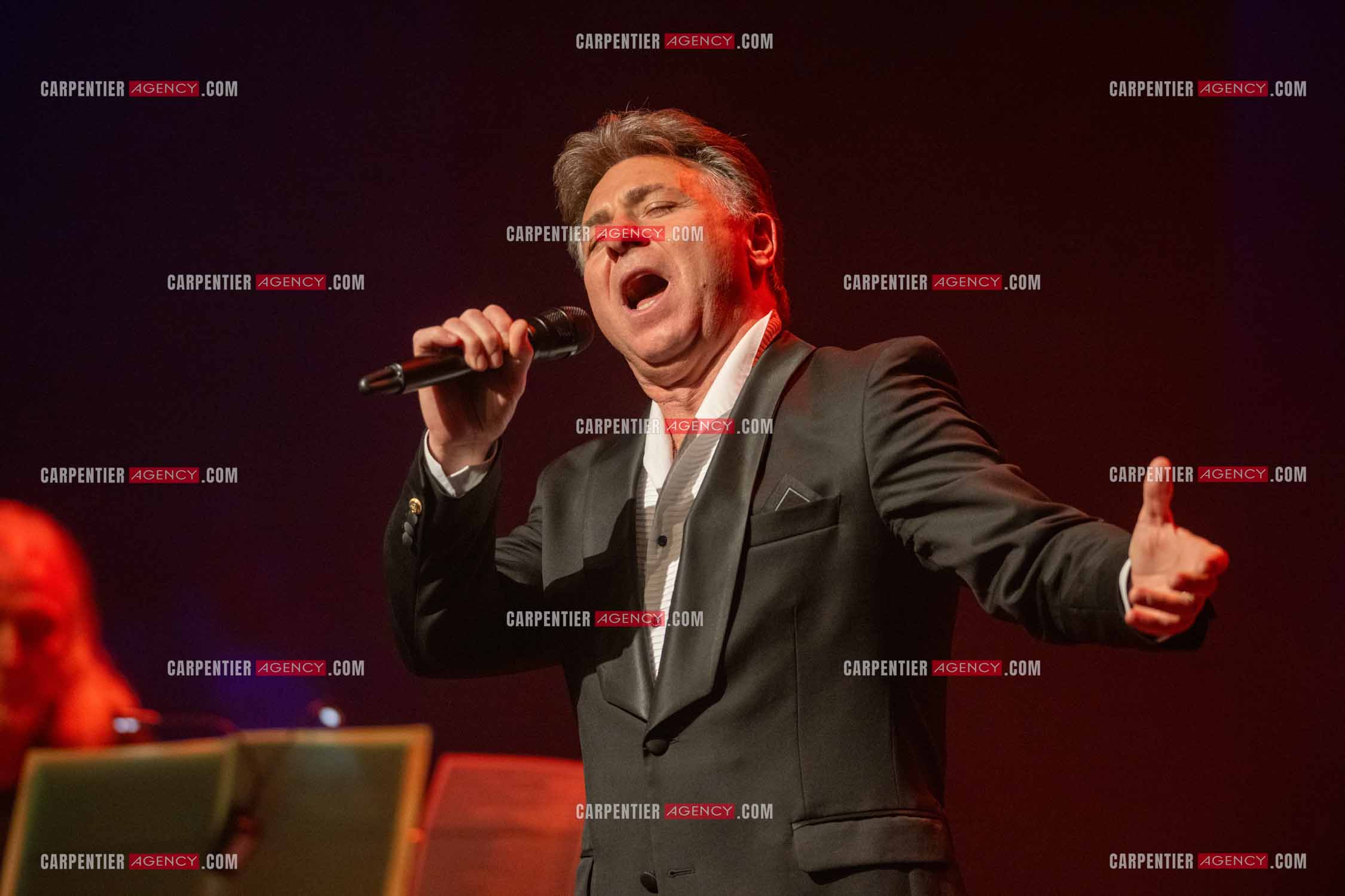 Roberto ALAGNA lors d'un récital ensoleillé de chansons italiennes dans un écrin purement acoustique.
Accompagné par la guitare de Jean-Félix LALANNE, l’accordéon de Roland ROMANELLI et les percussions de Pascal REVA, le ténor interprète les plus belles mélodies traditionnelles et contemporaines qui ont marqué son parcours et nourri ses inspirations.  
Une promenade lumineuse sur le Boulevard des Italiens, entre émotion et passion, au rythme du patrimoine musical méditerranéen.  ( Exclusif )