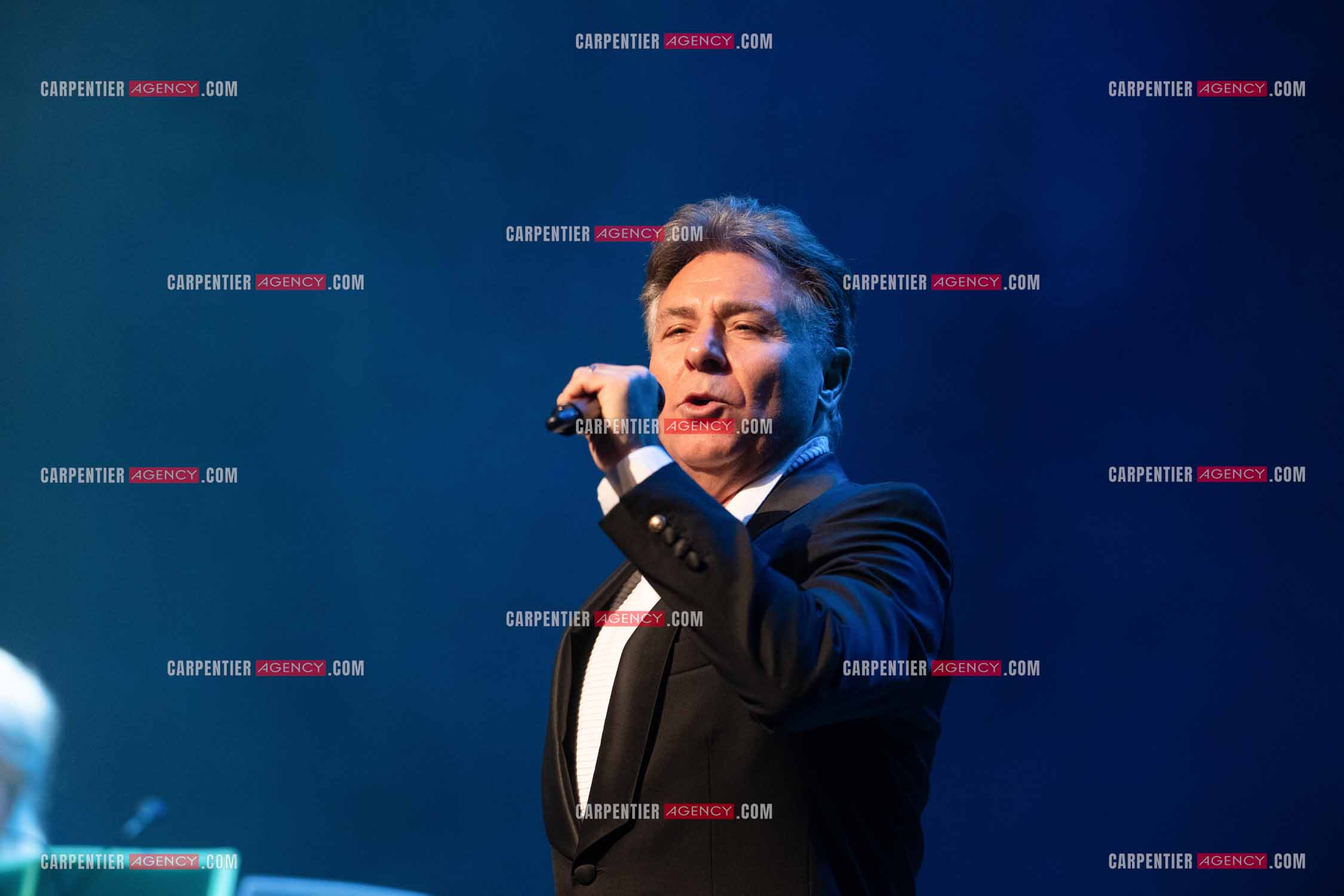 Roberto ALAGNA lors d'un récital ensoleillé de chansons italiennes dans un écrin purement acoustique.
Accompagné par la guitare de Jean-Félix LALANNE, l’accordéon de Roland ROMANELLI et les percussions de Pascal REVA, le ténor interprète les plus belles mélodies traditionnelles et contemporaines qui ont marqué son parcours et nourri ses inspirations.  
Une promenade lumineuse sur le Boulevard des Italiens, entre émotion et passion, au rythme du patrimoine musical méditerranéen.  ( Exclusif )