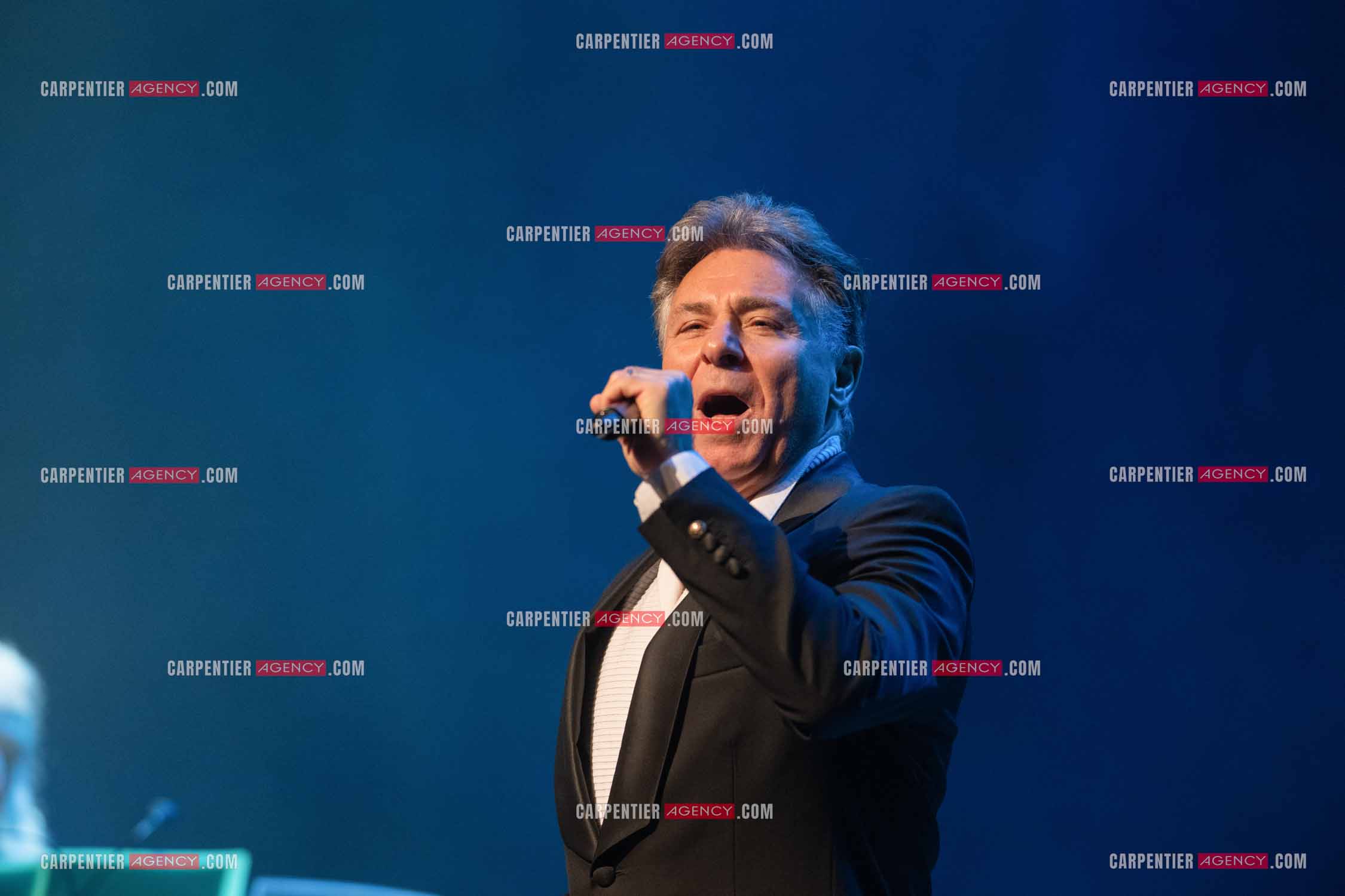 Roberto ALAGNA lors d'un récital ensoleillé de chansons italiennes dans un écrin purement acoustique.
Accompagné par la guitare de Jean-Félix LALANNE, l’accordéon de Roland ROMANELLI et les percussions de Pascal REVA, le ténor interprète les plus belles mélodies traditionnelles et contemporaines qui ont marqué son parcours et nourri ses inspirations.  
Une promenade lumineuse sur le Boulevard des Italiens, entre émotion et passion, au rythme du patrimoine musical méditerranéen.  ( Exclusif )