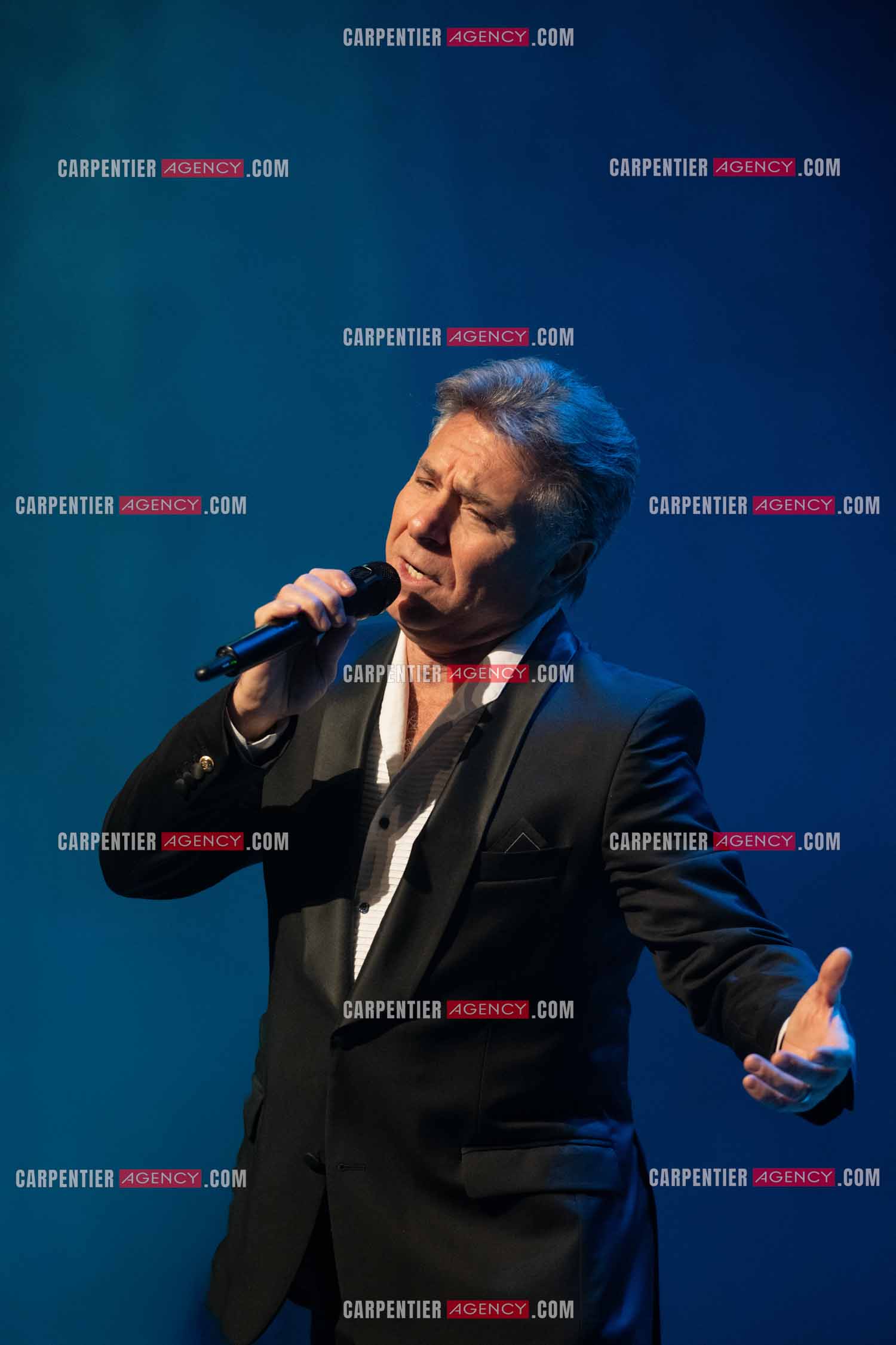 Roberto ALAGNA lors d'un récital ensoleillé de chansons italiennes dans un écrin purement acoustique.
Accompagné par la guitare de Jean-Félix LALANNE, l’accordéon de Roland ROMANELLI et les percussions de Pascal REVA, le ténor interprète les plus belles mélodies traditionnelles et contemporaines qui ont marqué son parcours et nourri ses inspirations.  
Une promenade lumineuse sur le Boulevard des Italiens, entre émotion et passion, au rythme du patrimoine musical méditerranéen.  ( Exclusif )