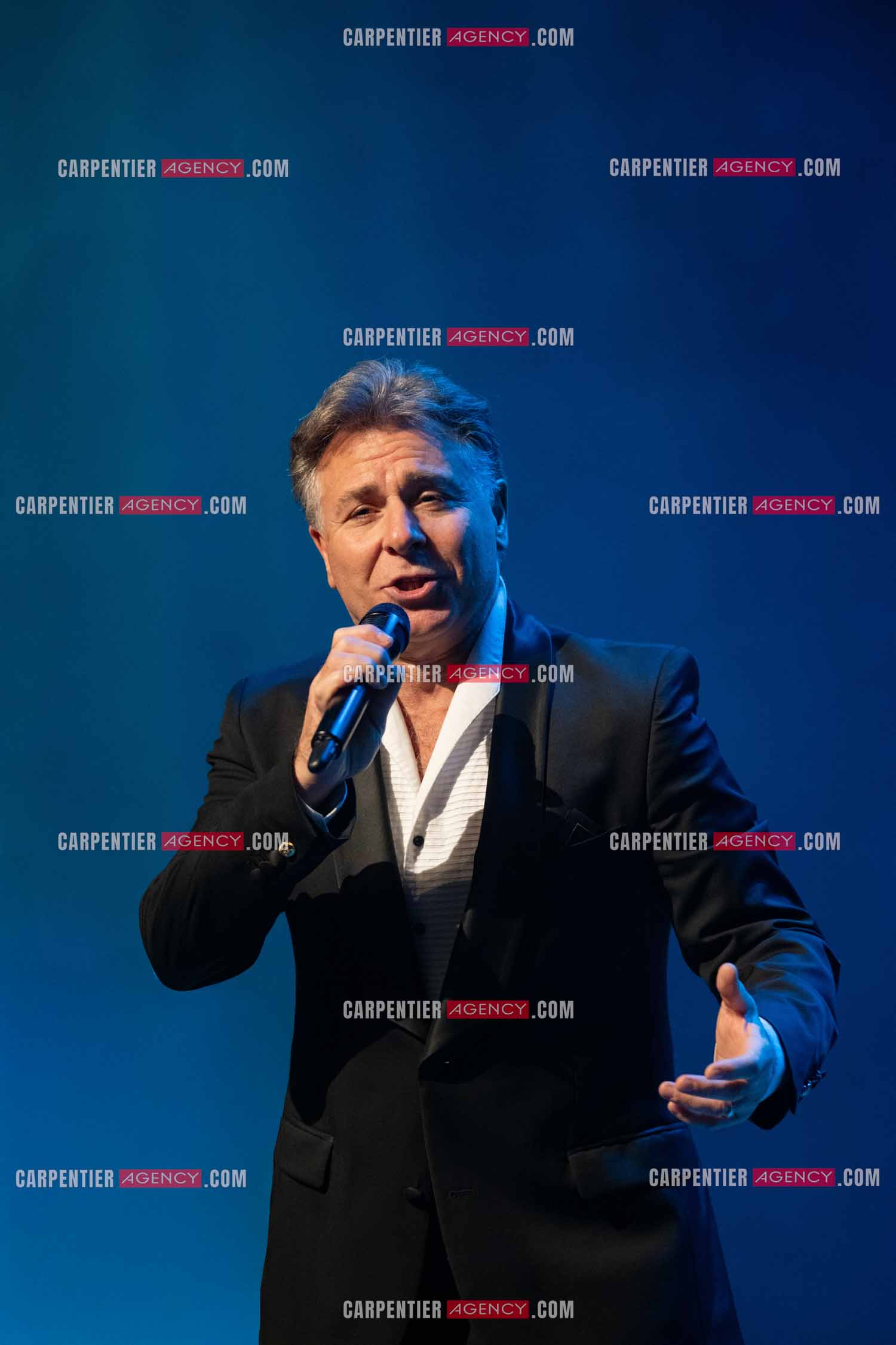 Roberto ALAGNA lors d'un récital ensoleillé de chansons italiennes dans un écrin purement acoustique.
Accompagné par la guitare de Jean-Félix LALANNE, l’accordéon de Roland ROMANELLI et les percussions de Pascal REVA, le ténor interprète les plus belles mélodies traditionnelles et contemporaines qui ont marqué son parcours et nourri ses inspirations.  
Une promenade lumineuse sur le Boulevard des Italiens, entre émotion et passion, au rythme du patrimoine musical méditerranéen.  ( Exclusif )