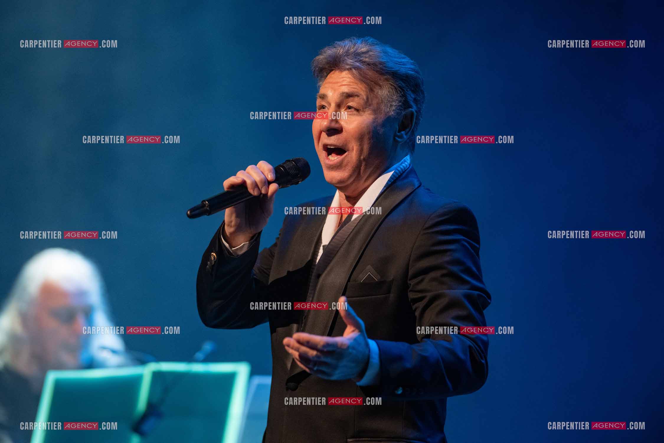 Roberto ALAGNA lors d'un récital ensoleillé de chansons italiennes dans un écrin purement acoustique.
Accompagné par la guitare de Jean-Félix LALANNE, l’accordéon de Roland ROMANELLI et les percussions de Pascal REVA, le ténor interprète les plus belles mélodies traditionnelles et contemporaines qui ont marqué son parcours et nourri ses inspirations.  
Une promenade lumineuse sur le Boulevard des Italiens, entre émotion et passion, au rythme du patrimoine musical méditerranéen.  ( Exclusif )