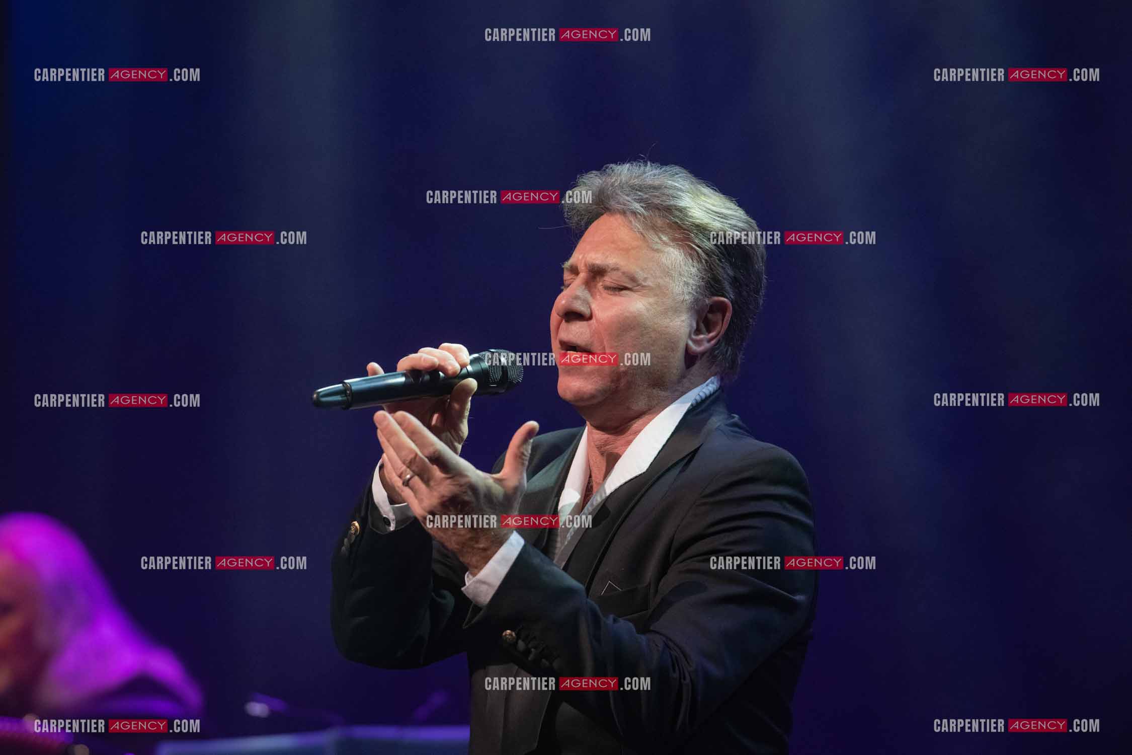 Roberto ALAGNA lors d'un récital ensoleillé de chansons italiennes dans un écrin purement acoustique.
Accompagné par la guitare de Jean-Félix LALANNE, l’accordéon de Roland ROMANELLI et les percussions de Pascal REVA, le ténor interprète les plus belles mélodies traditionnelles et contemporaines qui ont marqué son parcours et nourri ses inspirations.  
Une promenade lumineuse sur le Boulevard des Italiens, entre émotion et passion, au rythme du patrimoine musical méditerranéen.  ( Exclusif )