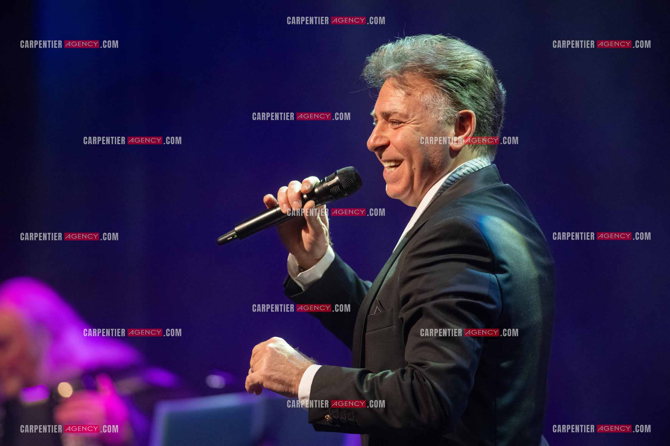 Roberto ALAGNA lors d'un récital ensoleillé de chansons italiennes dans un écrin purement acoustique.
Accompagné par la guitare de Jean-Félix LALANNE, l’accordéon de Roland ROMANELLI et les percussions de Pascal REVA, le ténor interprète les plus belles mélodies traditionnelles et contemporaines qui ont marqué son parcours et nourri ses inspirations.  
Une promenade lumineuse sur le Boulevard des Italiens, entre émotion et passion, au rythme du patrimoine musical méditerranéen.  ( Exclusif )