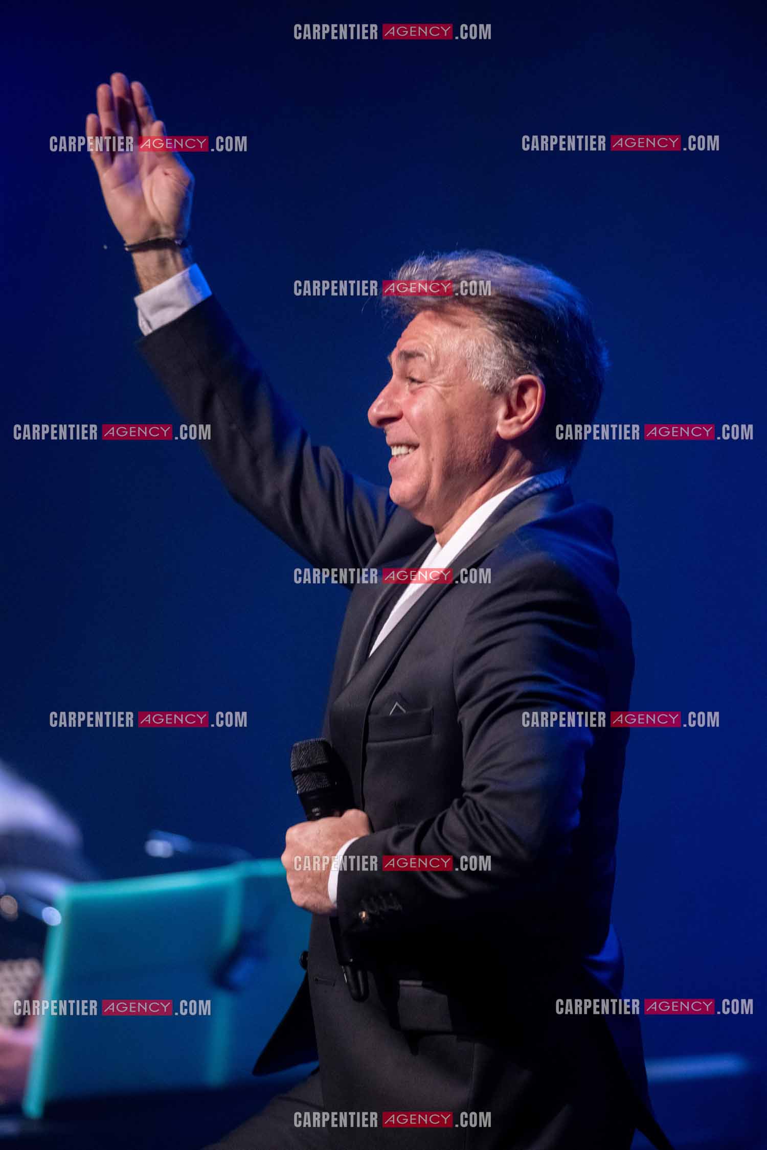 Roberto ALAGNA lors d'un récital ensoleillé de chansons italiennes dans un écrin purement acoustique.
Accompagné par la guitare de Jean-Félix LALANNE, l’accordéon de Roland ROMANELLI et les percussions de Pascal REVA, le ténor interprète les plus belles mélodies traditionnelles et contemporaines qui ont marqué son parcours et nourri ses inspirations.  
Une promenade lumineuse sur le Boulevard des Italiens, entre émotion et passion, au rythme du patrimoine musical méditerranéen.  ( Exclusif )