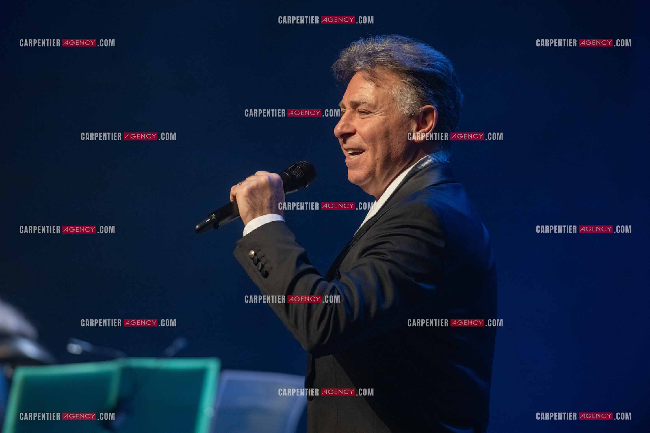 Roberto ALAGNA lors d'un récital ensoleillé de chansons italiennes dans un écrin purement acoustique.
Accompagné par la guitare de Jean-Félix LALANNE, l’accordéon de Roland ROMANELLI et les percussions de Pascal REVA, le ténor interprète les plus belles mélodies traditionnelles et contemporaines qui ont marqué son parcours et nourri ses inspirations.  
Une promenade lumineuse sur le Boulevard des Italiens, entre émotion et passion, au rythme du patrimoine musical méditerranéen.  ( Exclusif )