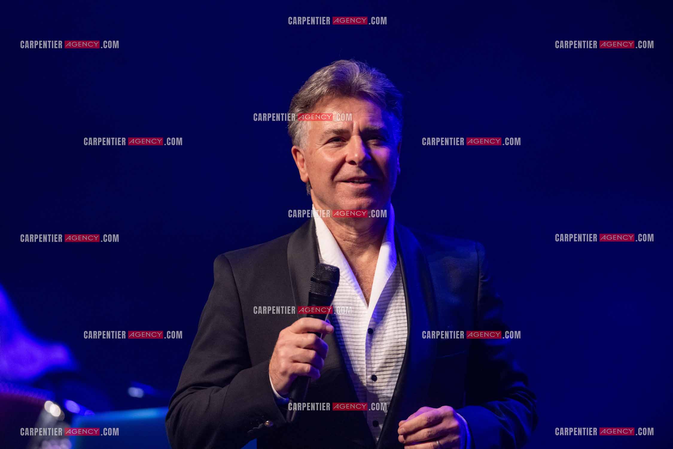 Roberto ALAGNA lors d'un récital ensoleillé de chansons italiennes dans un écrin purement acoustique.
Accompagné par la guitare de Jean-Félix LALANNE, l’accordéon de Roland ROMANELLI et les percussions de Pascal REVA, le ténor interprète les plus belles mélodies traditionnelles et contemporaines qui ont marqué son parcours et nourri ses inspirations.  
Une promenade lumineuse sur le Boulevard des Italiens, entre émotion et passion, au rythme du patrimoine musical méditerranéen.  ( Exclusif )